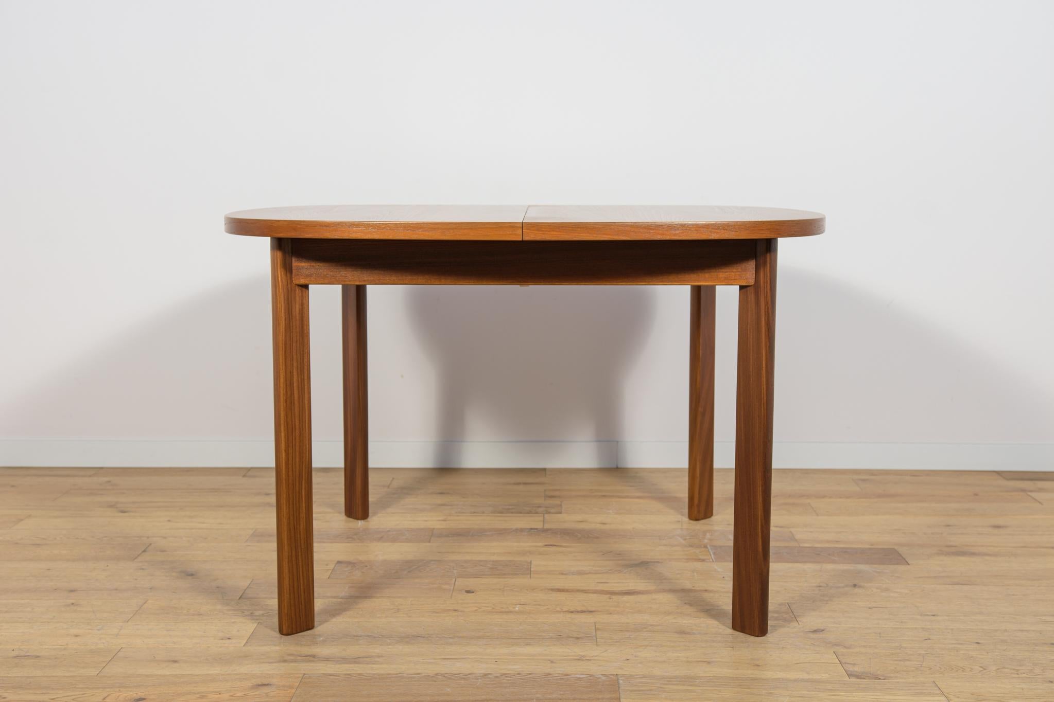 Mid-Century moderno Tavolo da pranzo allungabile in teak in stile Mid-Century Modern di G-Plan, United Knigdom. in vendita