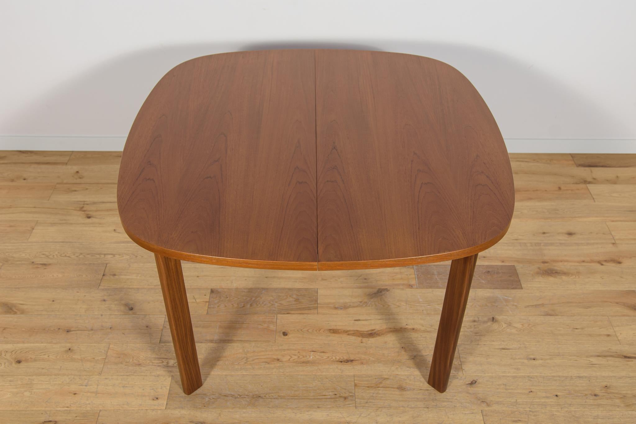 Britannico Tavolo da pranzo allungabile in teak in stile Mid-Century Modern di G-Plan, United Knigdom. in vendita