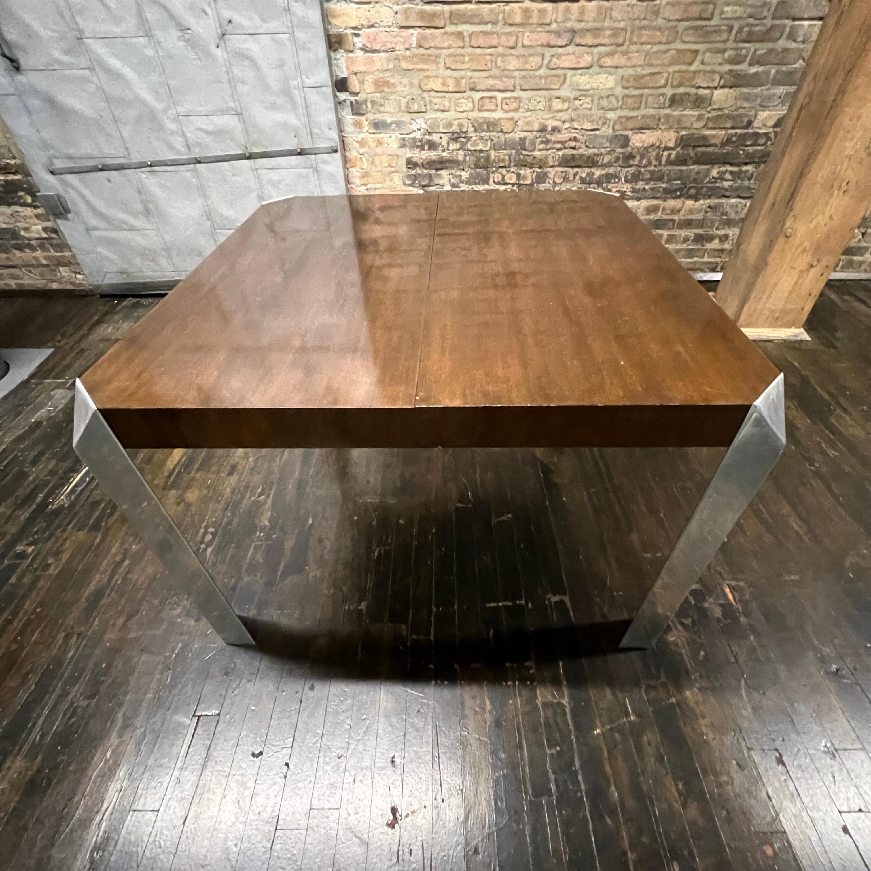 Mid-Century Modern Table de salle à manger à rallonge moderne du milieu du siècle dernier avec pieds chromés par Baker Furniture en vente