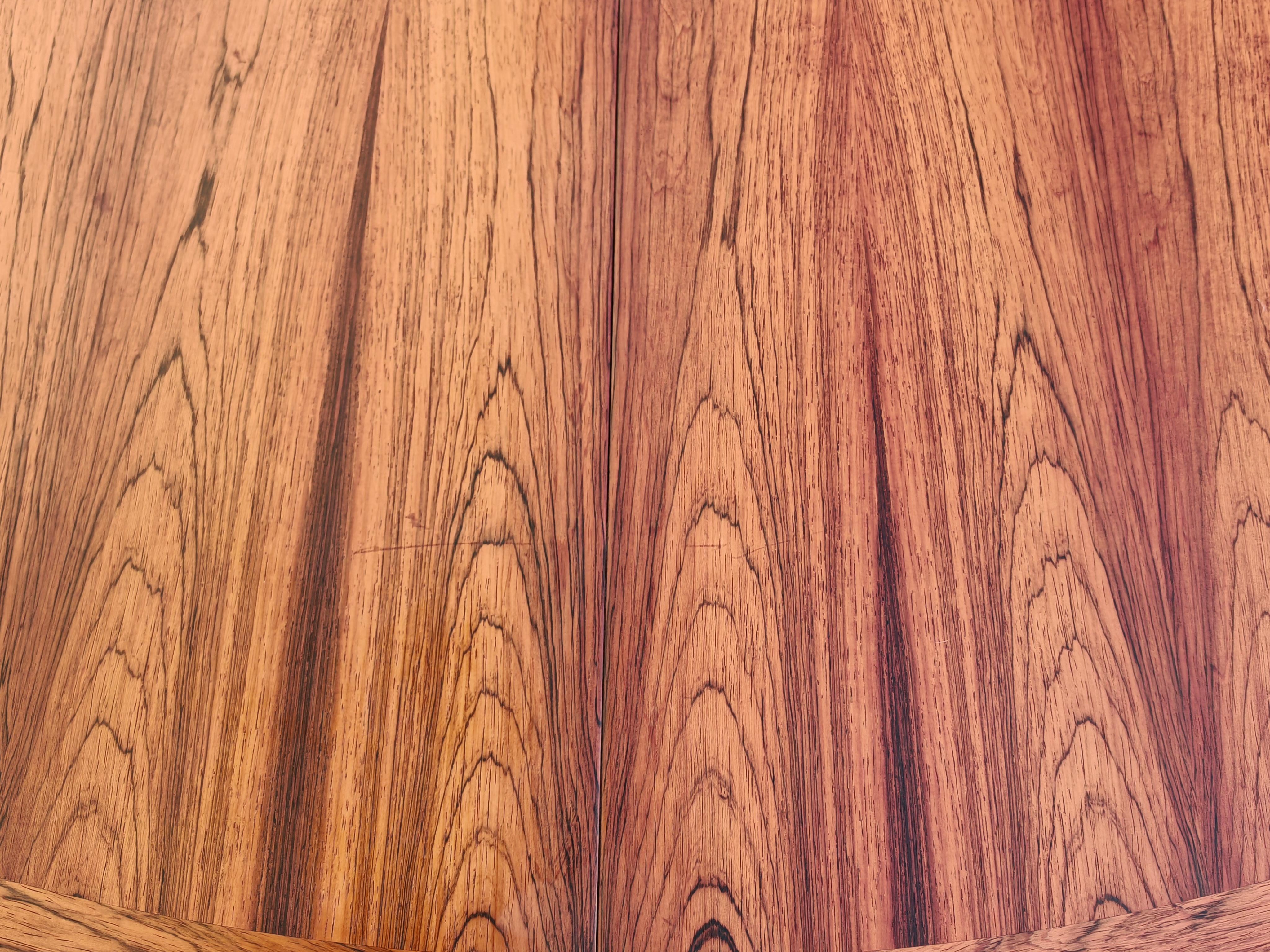 Mid-Century Modern Table de salle à manger ovale à rallonges en bois de rose en vente