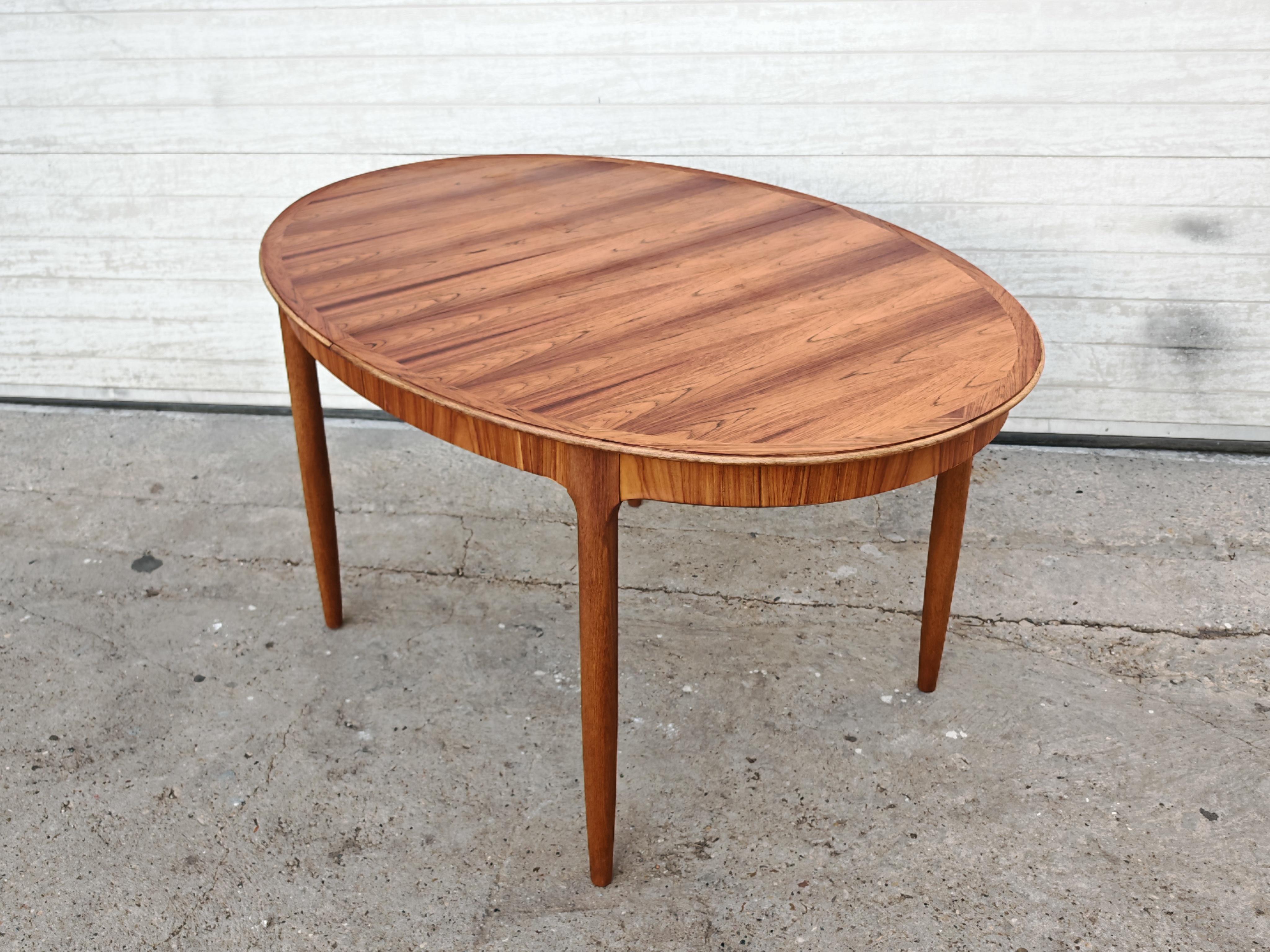 Allemand Table de salle à manger ovale à rallonges en bois de rose en vente