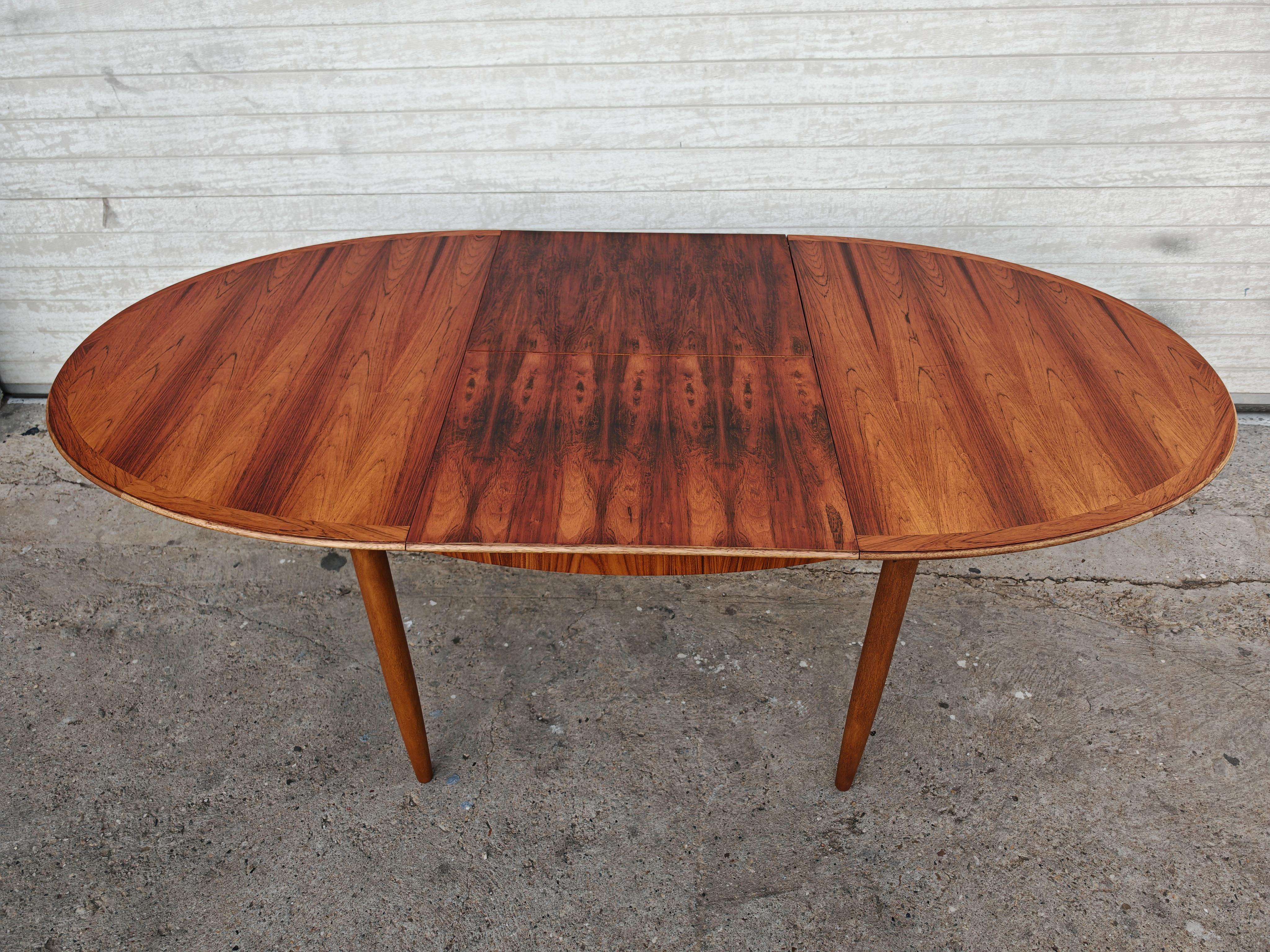 Table de salle à manger ovale à rallonges en bois de rose Bon état - En vente à Beograd, RS