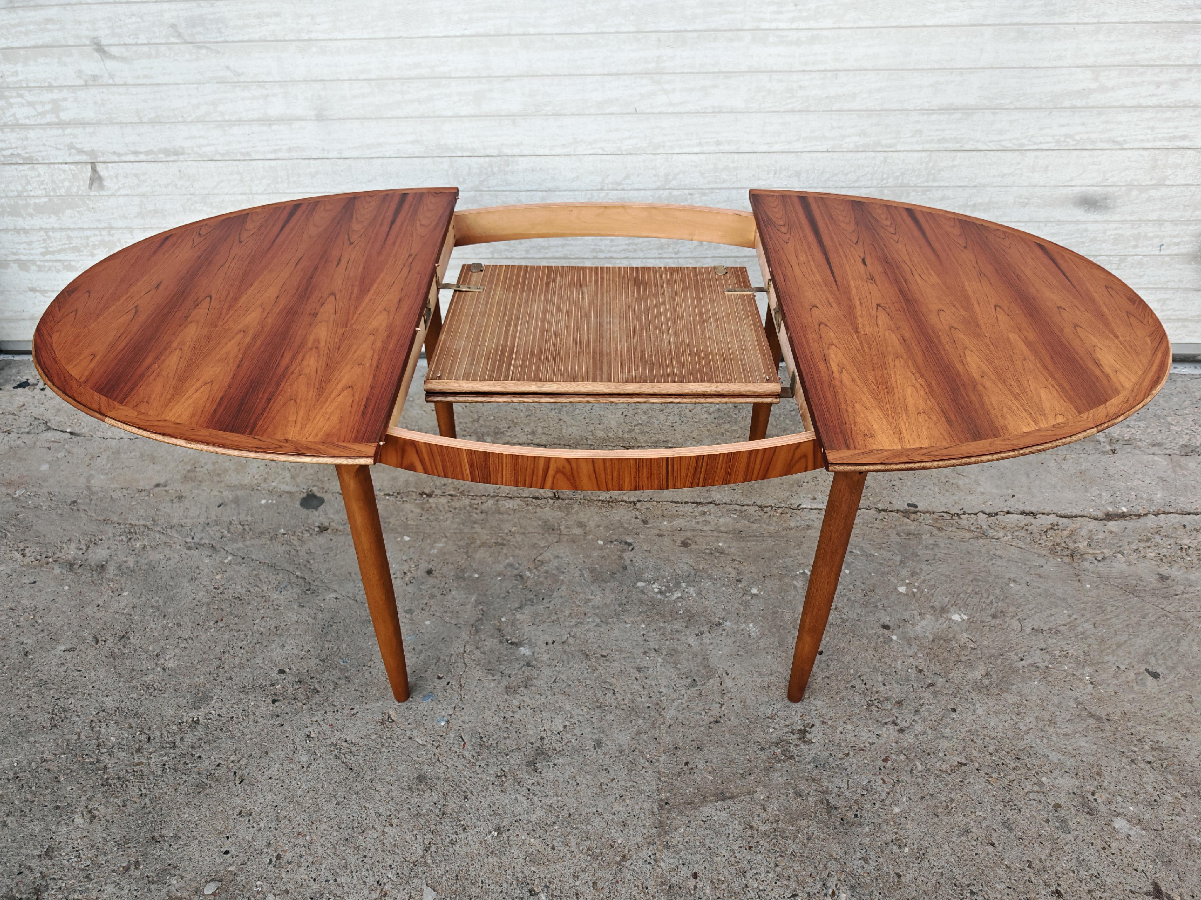 Milieu du XXe siècle Table de salle à manger ovale à rallonges en bois de rose en vente