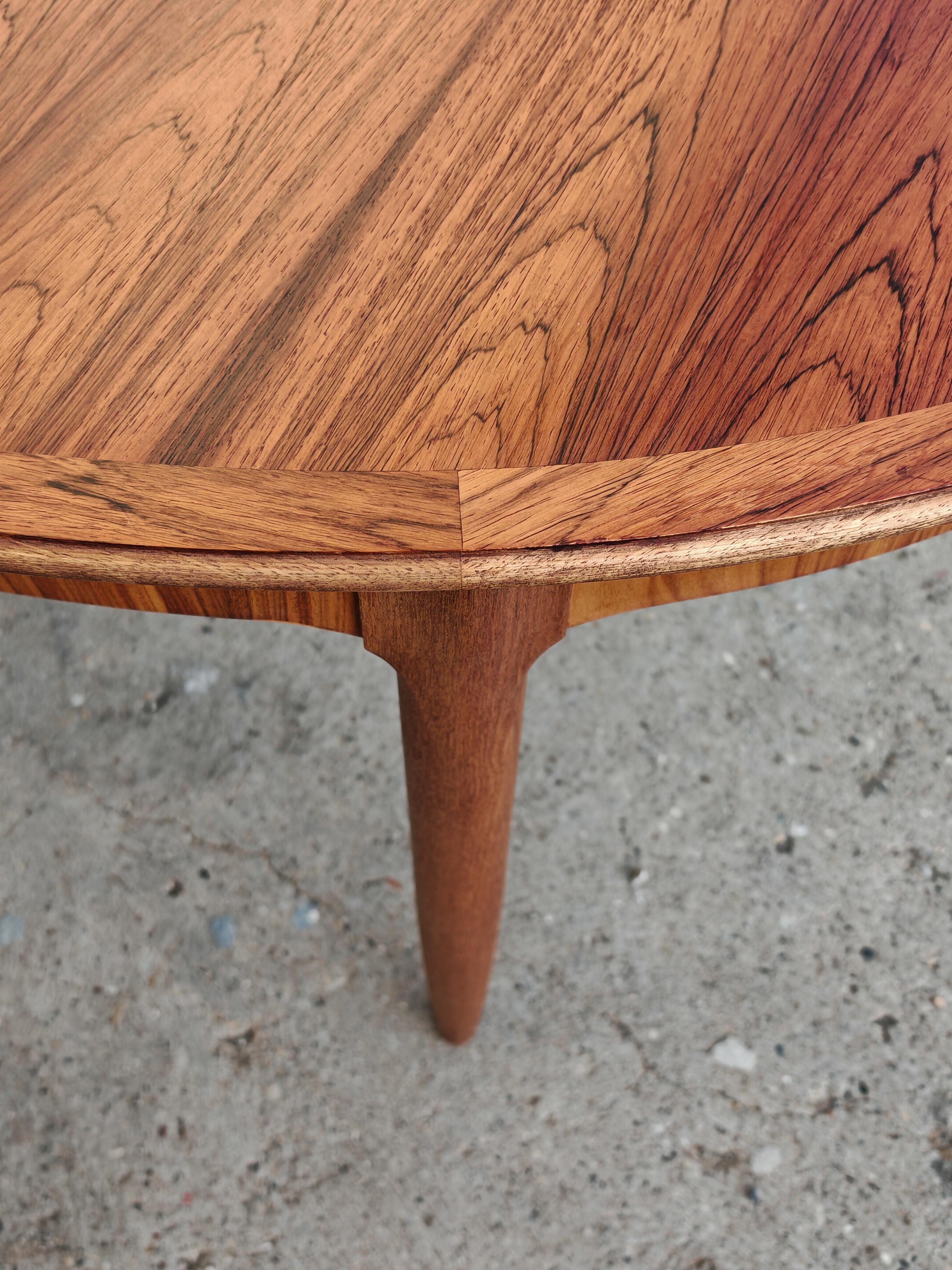 Bois de rose Table de salle à manger ovale à rallonges en bois de rose en vente