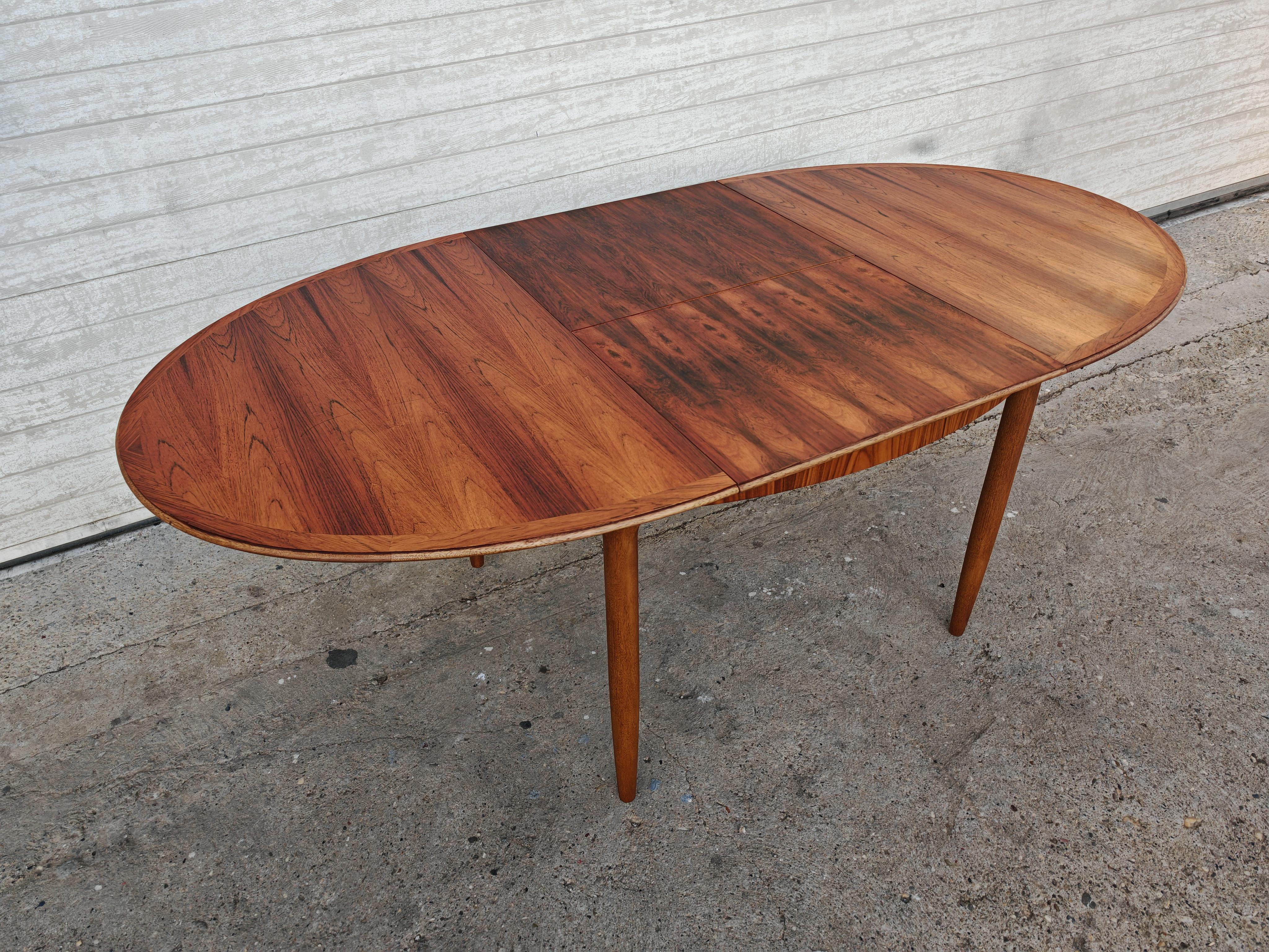 Table de salle à manger ovale à rallonges en bois de rose en vente 1