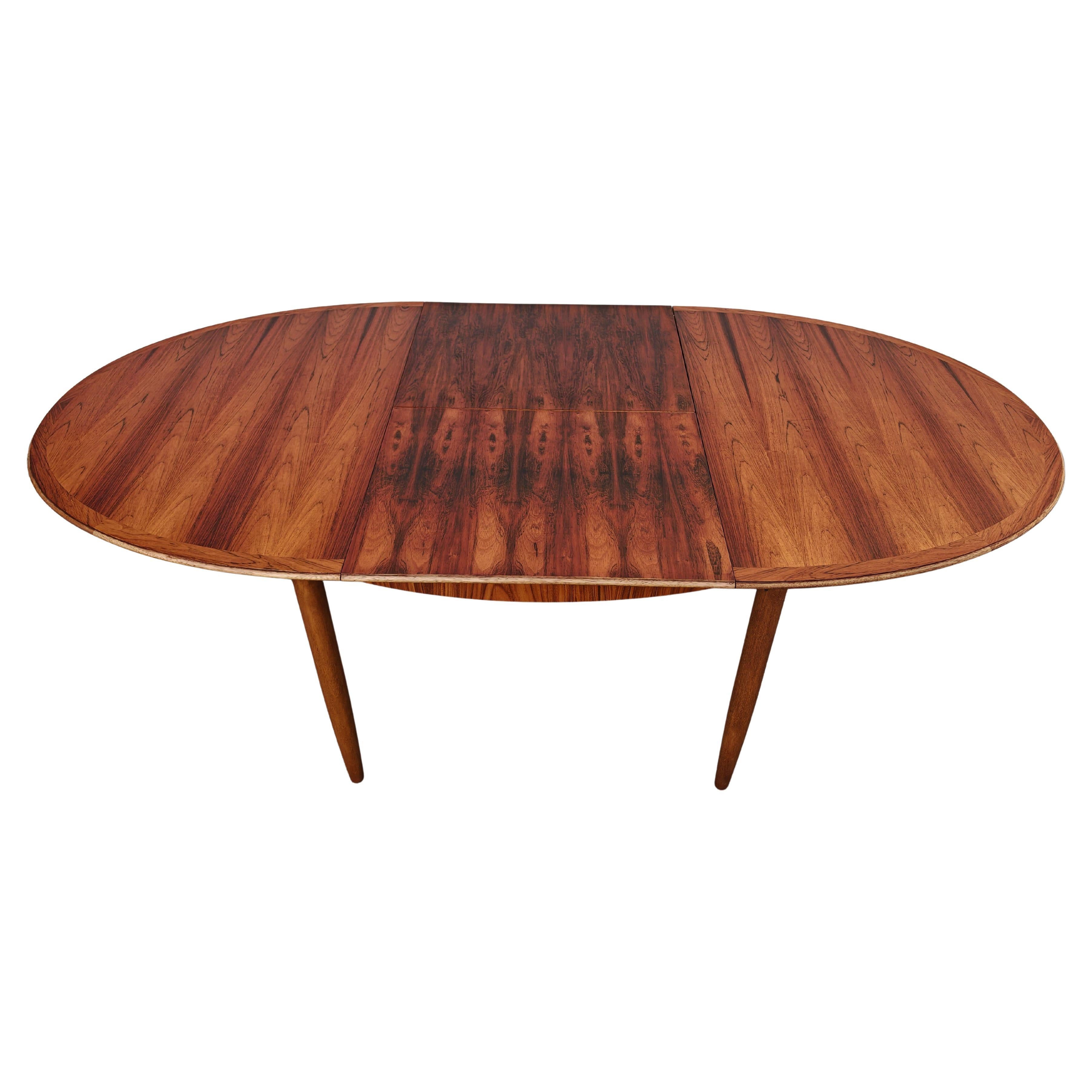 Table de salle à manger ovale à rallonges en bois de rose en vente