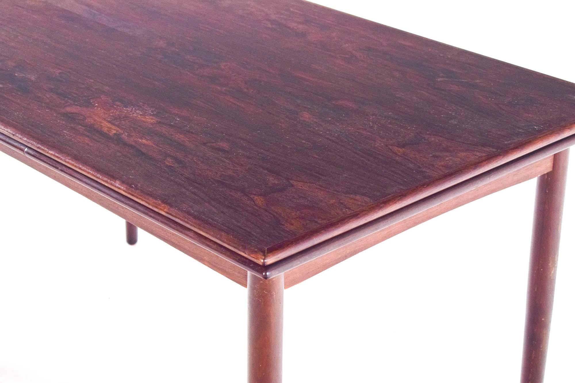 Preciosa mesa de comedor extensible de mediados de siglo en palisandro, fabricada por un ebanista danés en los años sesenta. Esta mesa también puede ofrecer un espacio generoso y casi duplicar su tamaño una vez extendidas sus hojas extensibles. Una