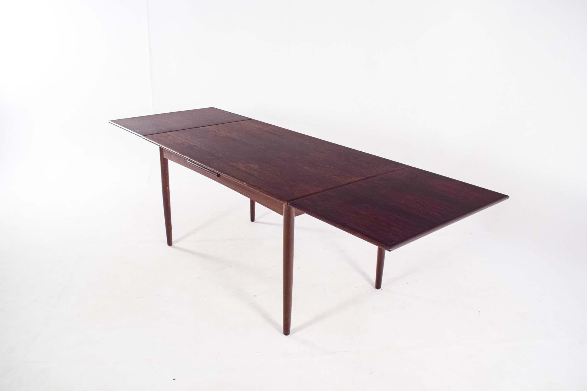 Mid Century Modern Extendable Rosewood Dining Table In Good Condition For Sale In Lisboa, Lisboa