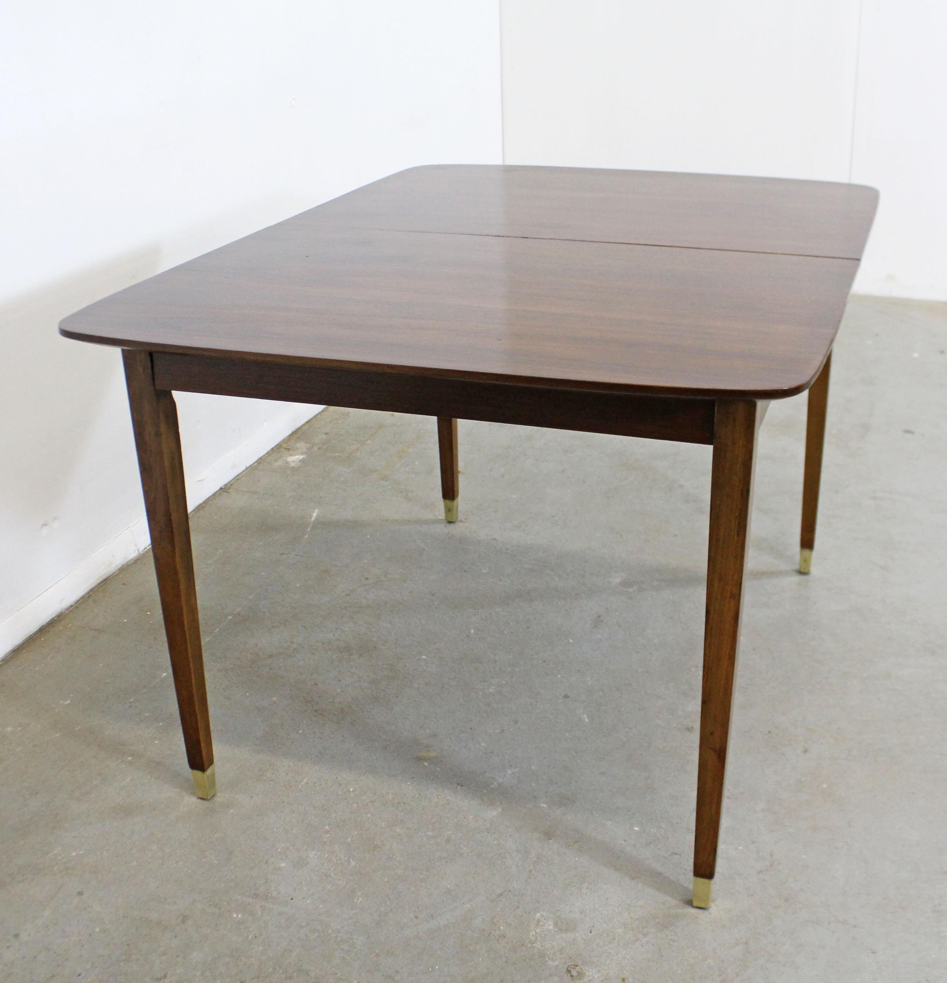 Mid-Century Modern Extendable Surfboard Butterfly Leaf Walnut Dining Table In Good Condition In Wilmington, DE