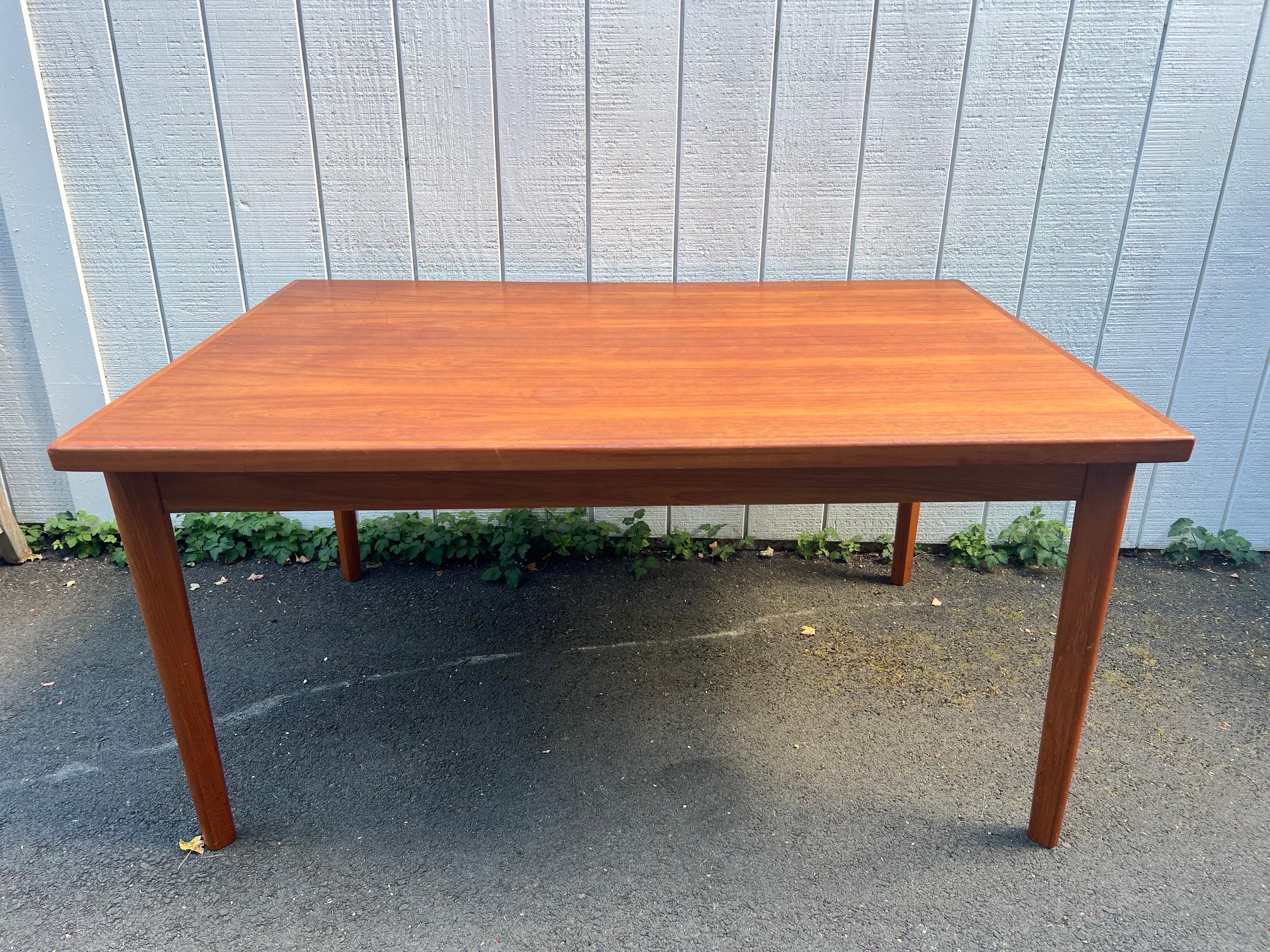 Mid Century Modern Extendable Teak Table In Good Condition In Redding, CT