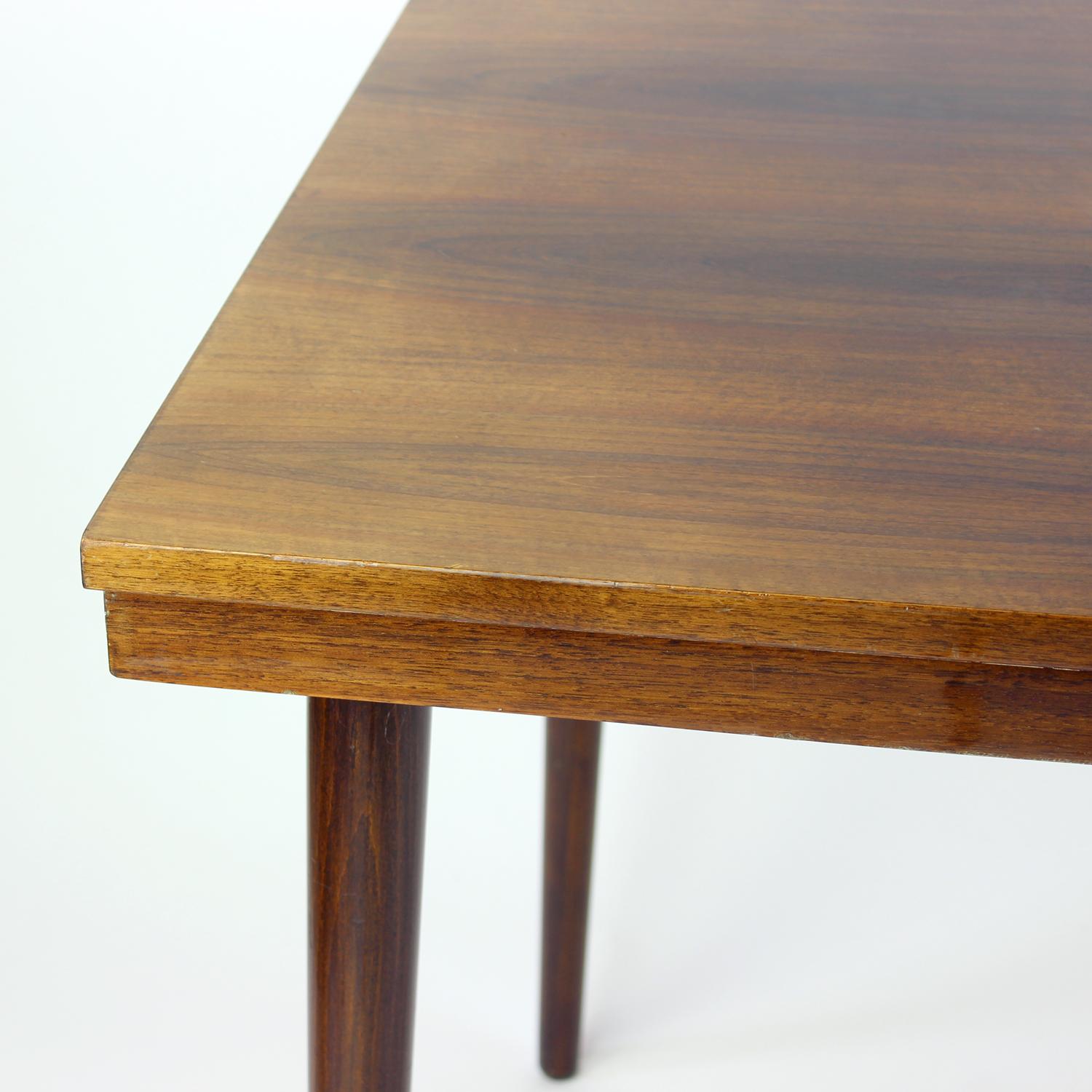 Mid Century Modern Extendable Walnut Dining Table By Mier, Czechoslovakia, 1960s In Excellent Condition For Sale In Zohor, SK