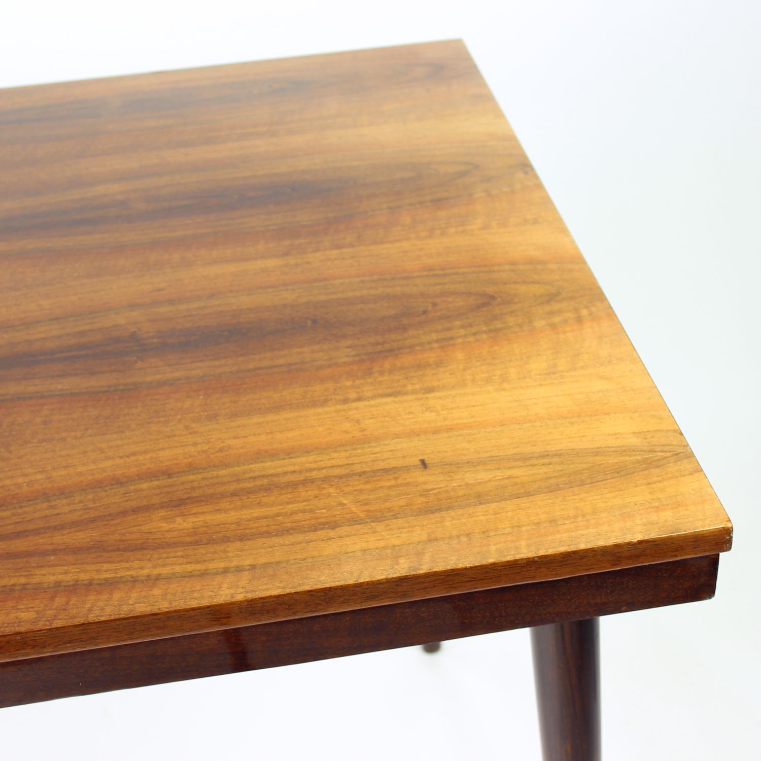 Mid Century Modern Extendable Walnut Dining Table By Mier, Czechoslovakia, 1960s For Sale 1