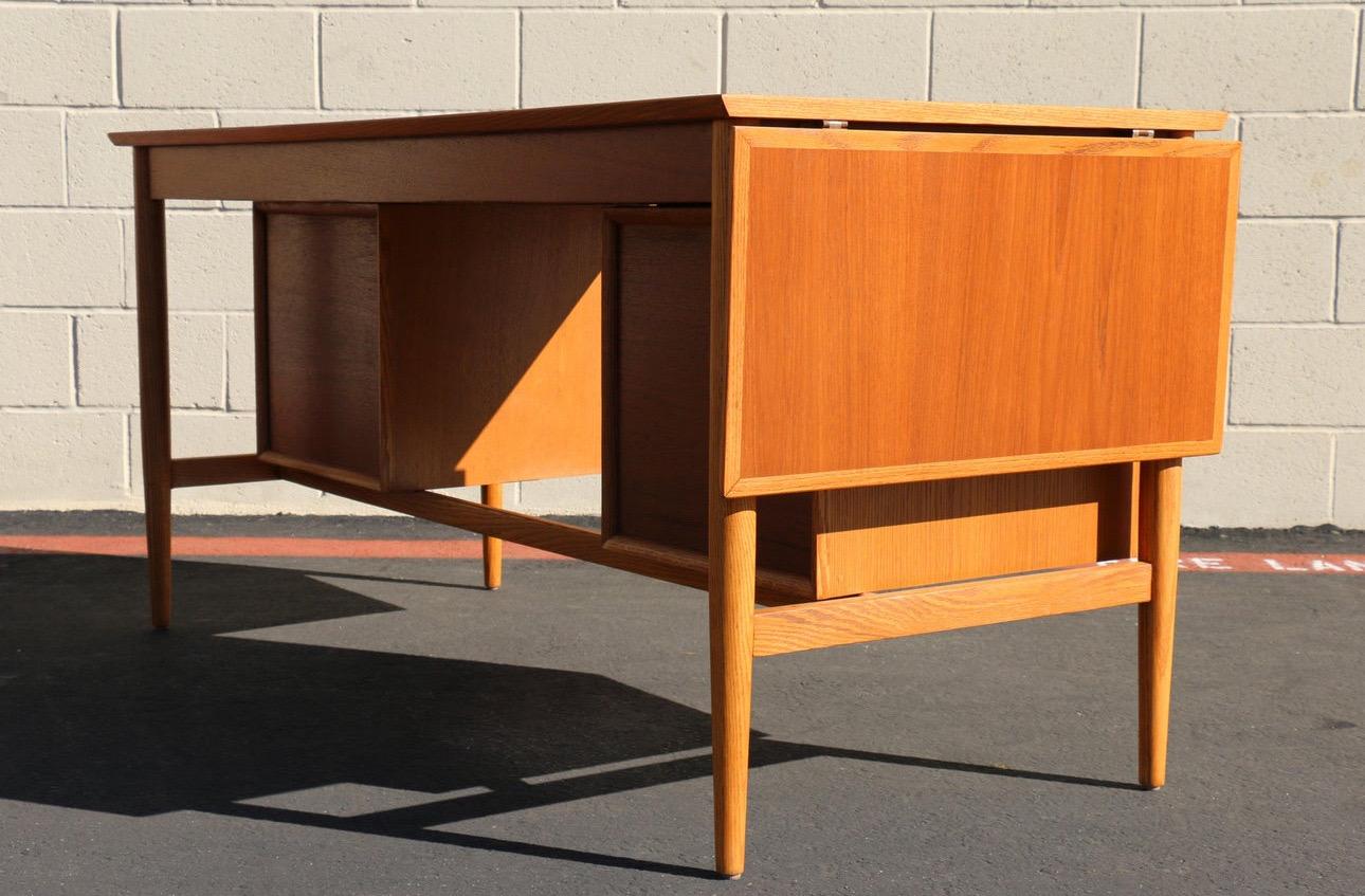 Mid-Century Modern Extendable Writing Desk by Arne Vodder In Good Condition For Sale In North Hollywood, CA