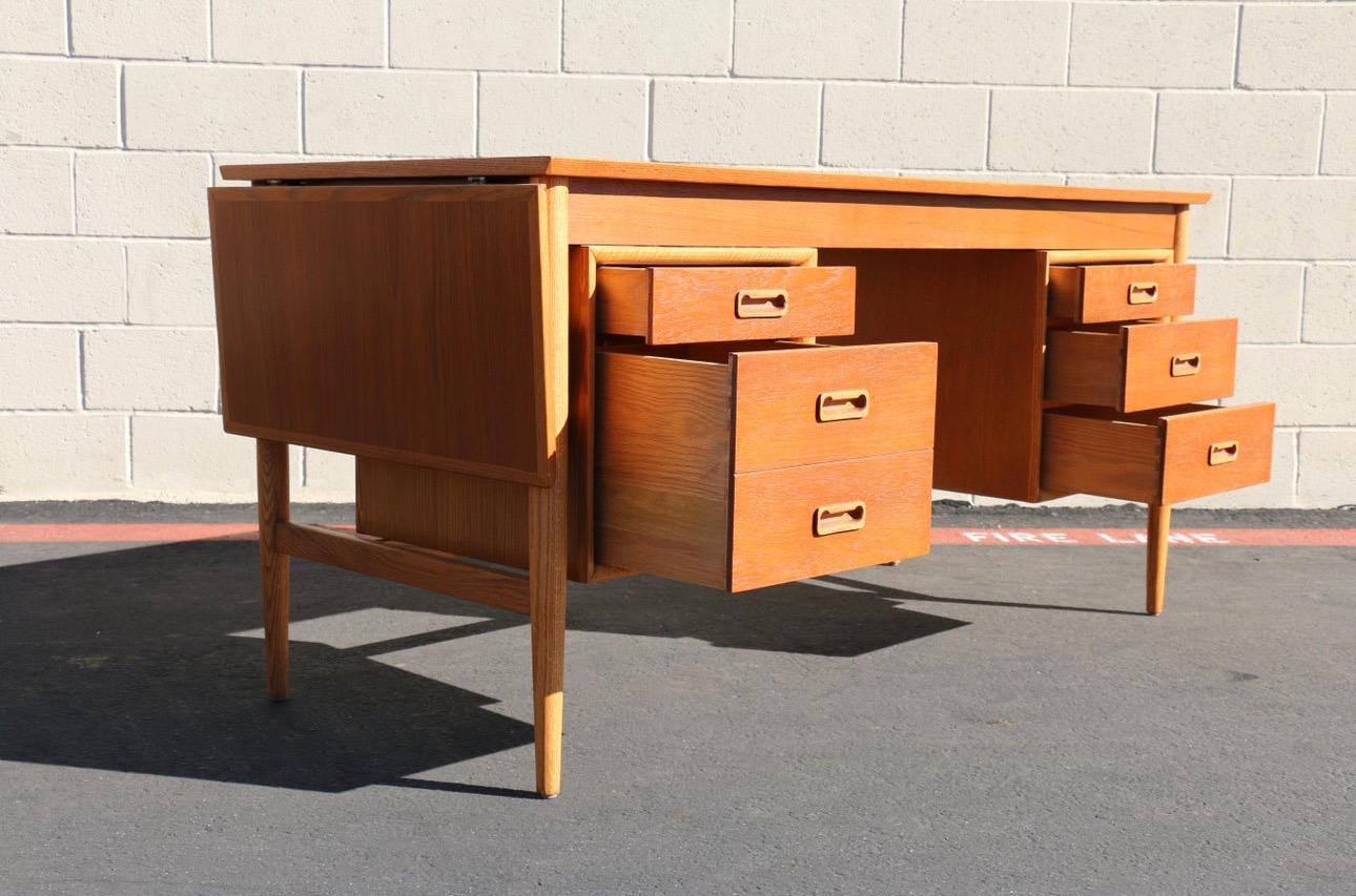 Mid-20th Century Mid-Century Modern Extendable Writing Desk by Arne Vodder For Sale