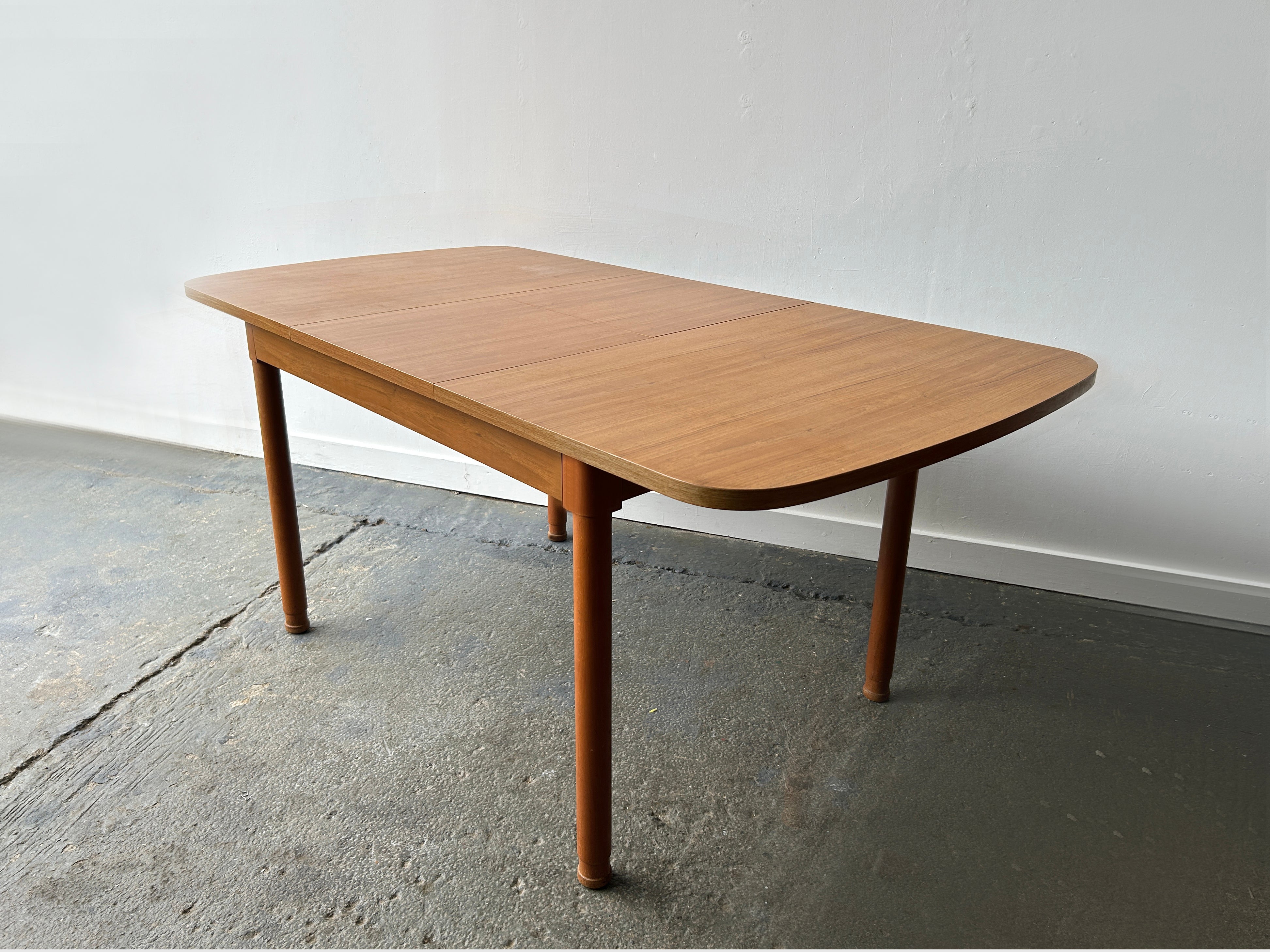 Mid-Century modern extending dining table by Schreiber Furniture