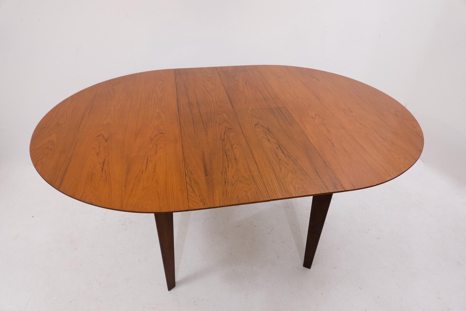 Moderner ausziehbarer Esstisch aus der Jahrhundertmitte von Vittorio Dassi, Teak, Italien, 1950er Jahre 

 Maße: H: 77,5 cm B: 113,5 - 162 cm.