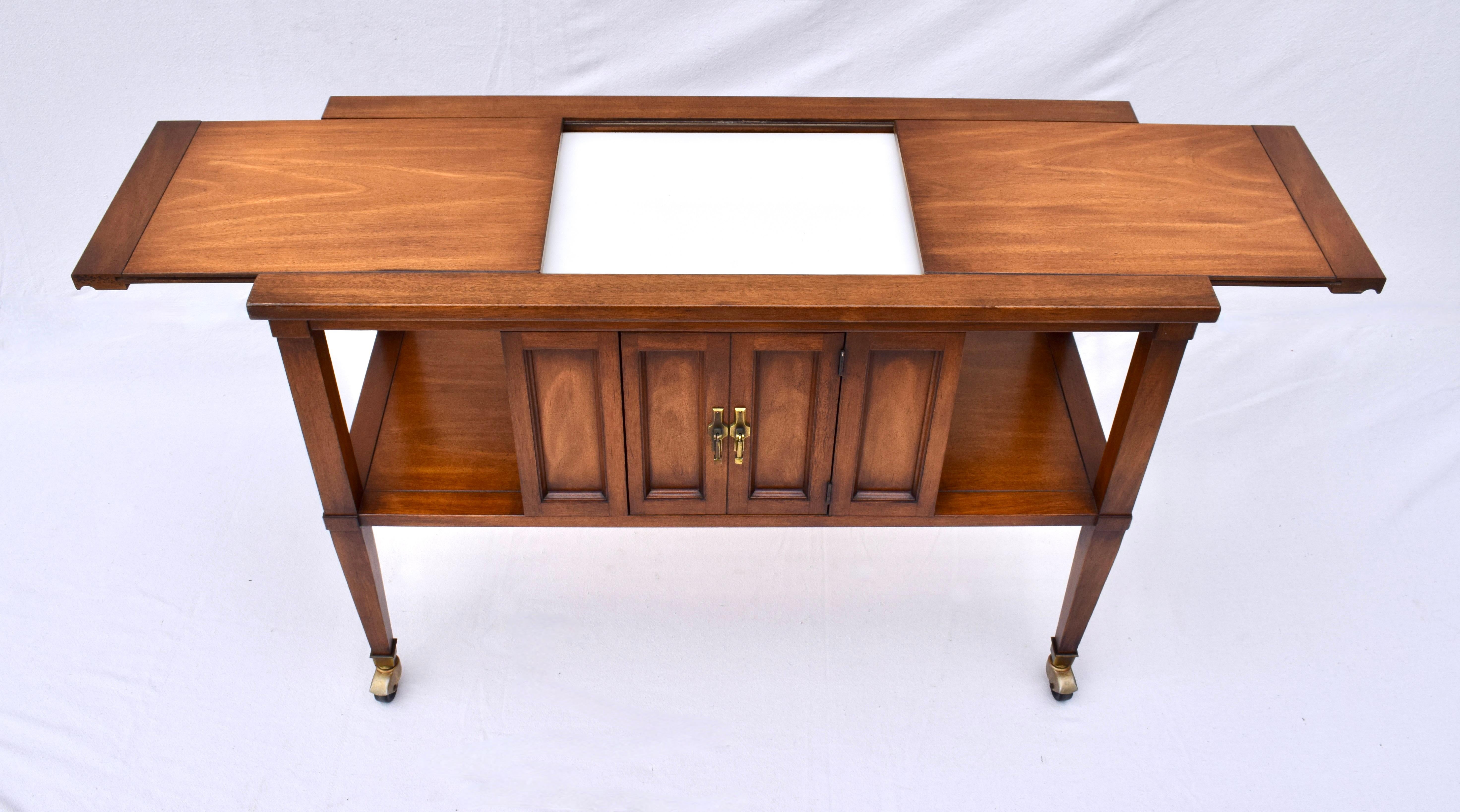 Carrello da bar allungabile in stile Mid-Century Modern di White Furniture Company, del 1968 circa, della linea Cosmopolitan. Realizzato in noce massiccio con piano di preparazione a tasca, mobile a un'anta con contenitore laterale aperto, il tavolo