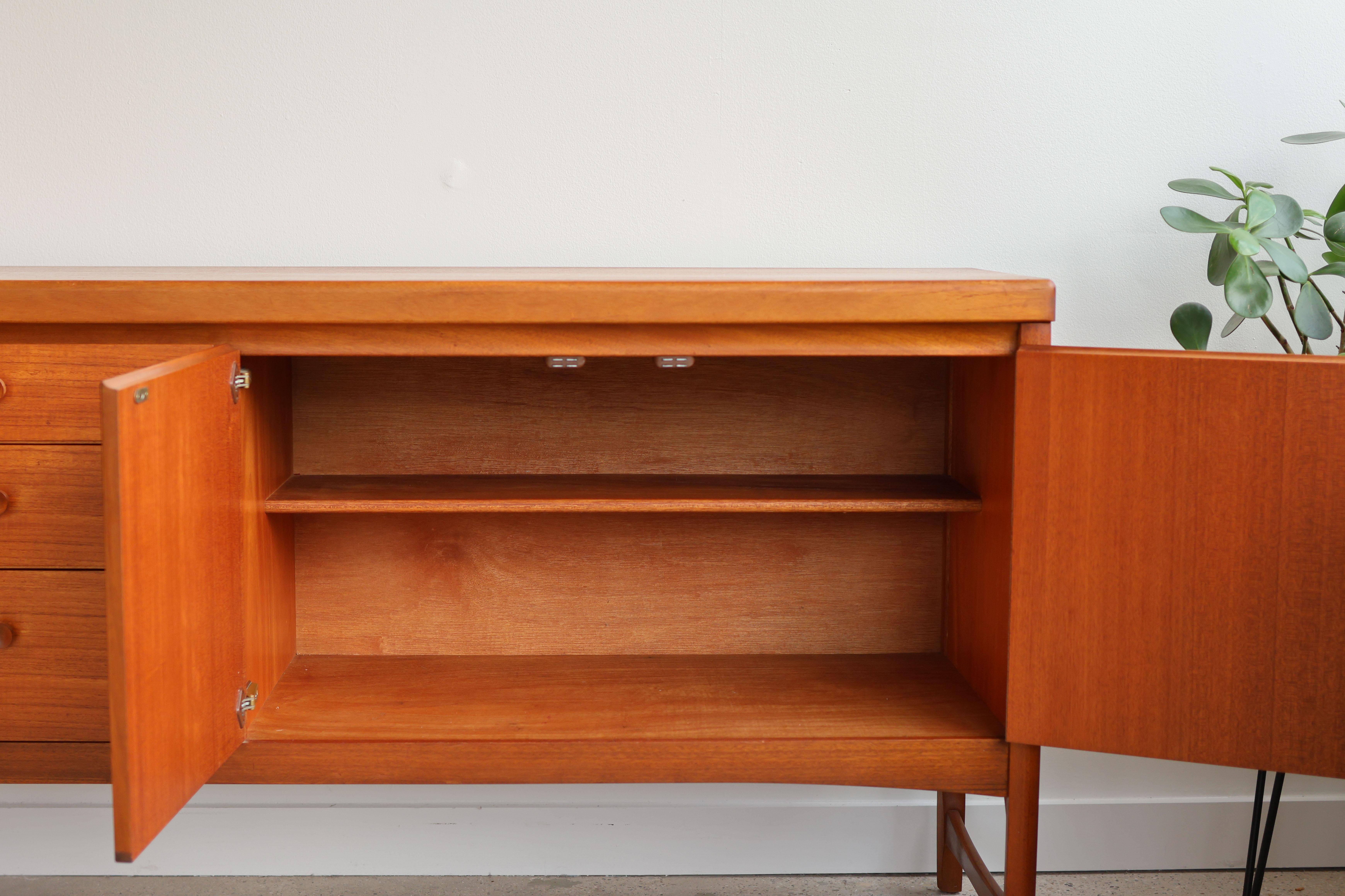 Mid Century Modern Extra Long Nathan Sideboard In Good Condition For Sale In Chicago, IL