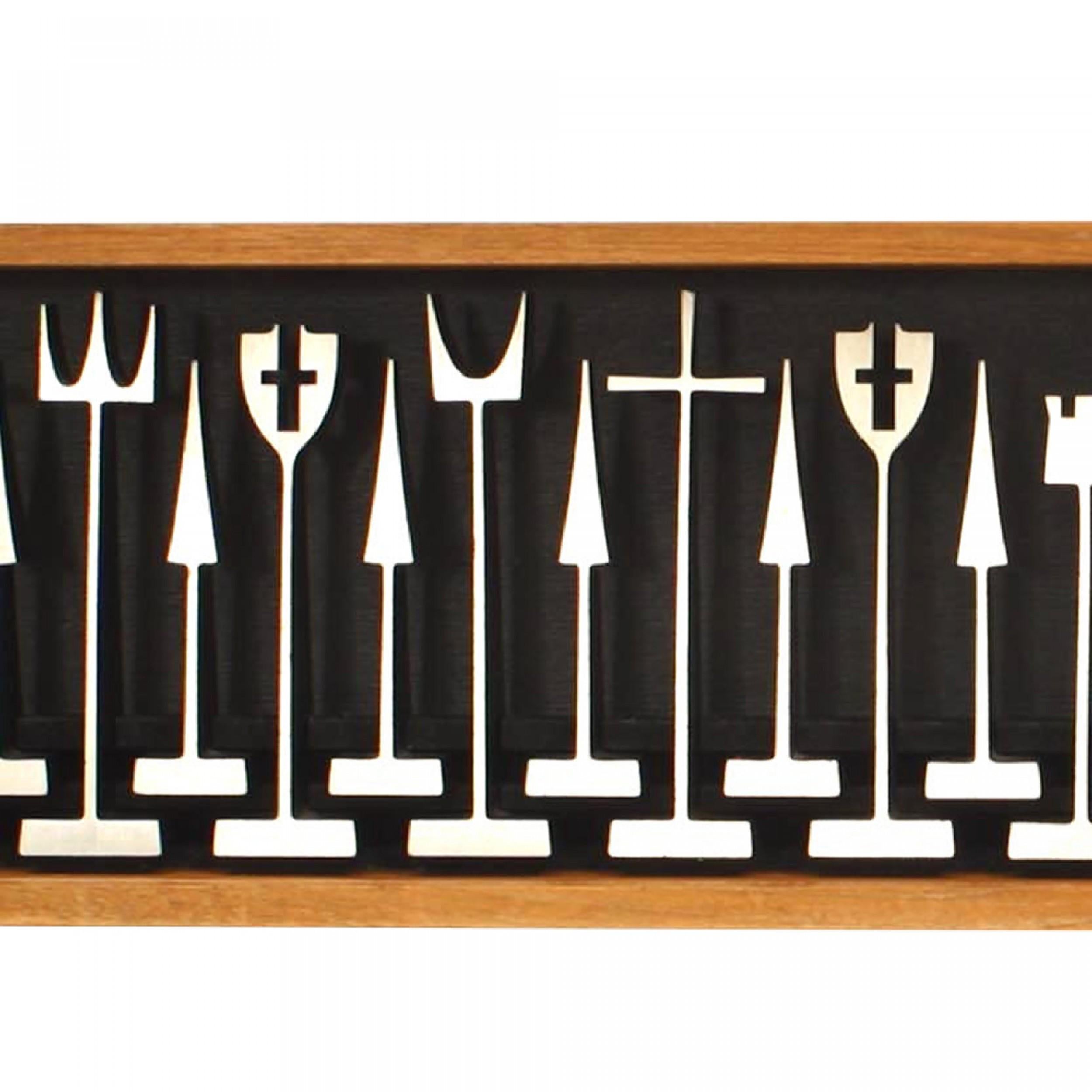 American Mid-Century Modern extruded aluminum chess set with 32 stylized figures in the original presentation box. (Stamped: Austin Enterprises 1962, made by ALCOA) Case measurements: (30.75
