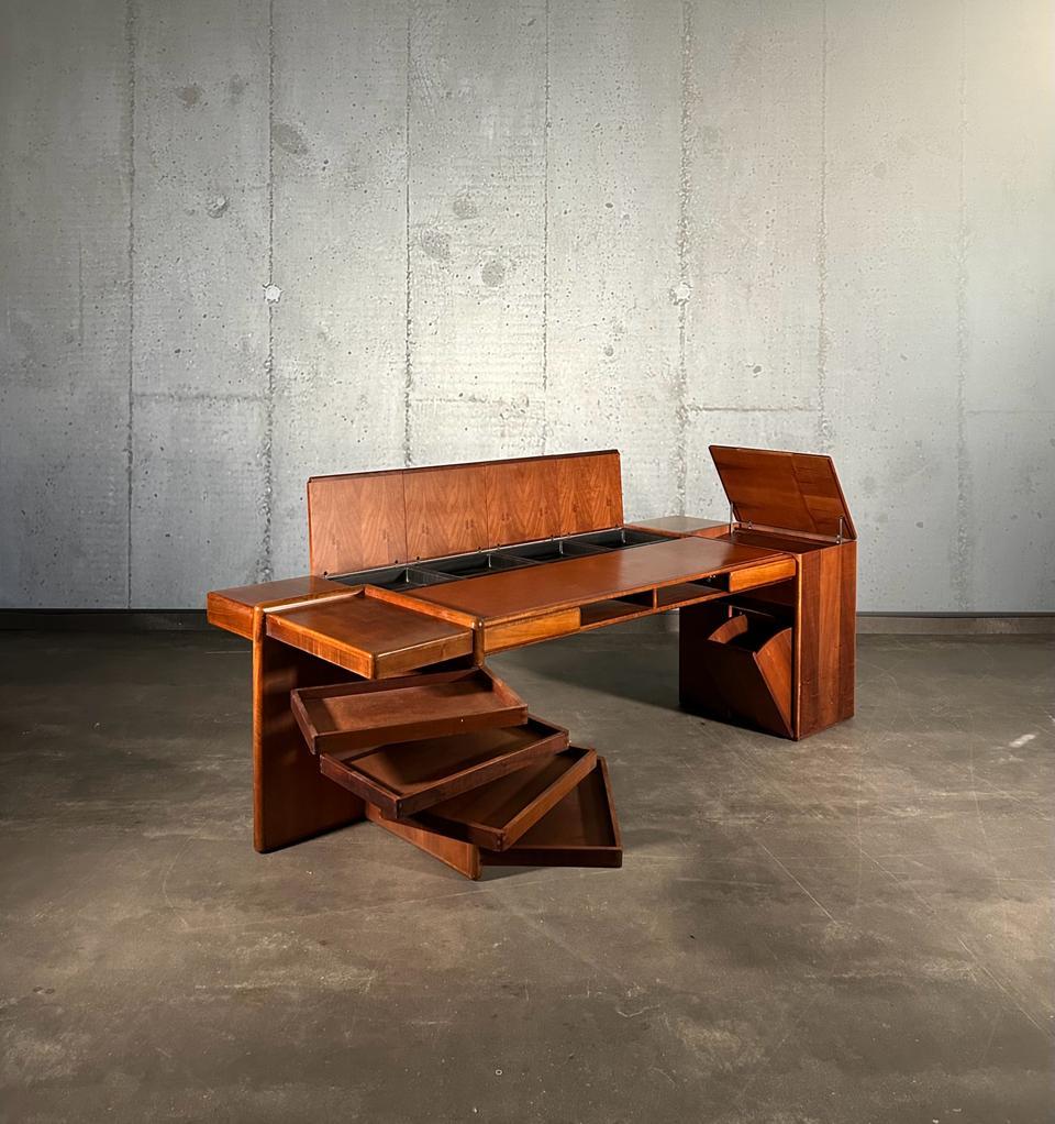 Italian midcentury executive desk design by Fabio Lenci (Roma, 1935) for Bernini in 1970s. 

Created by Fabio Lenci for Bernini in 1970 circa, a company with which he has collaborated for many years and which has contributed to making Italian