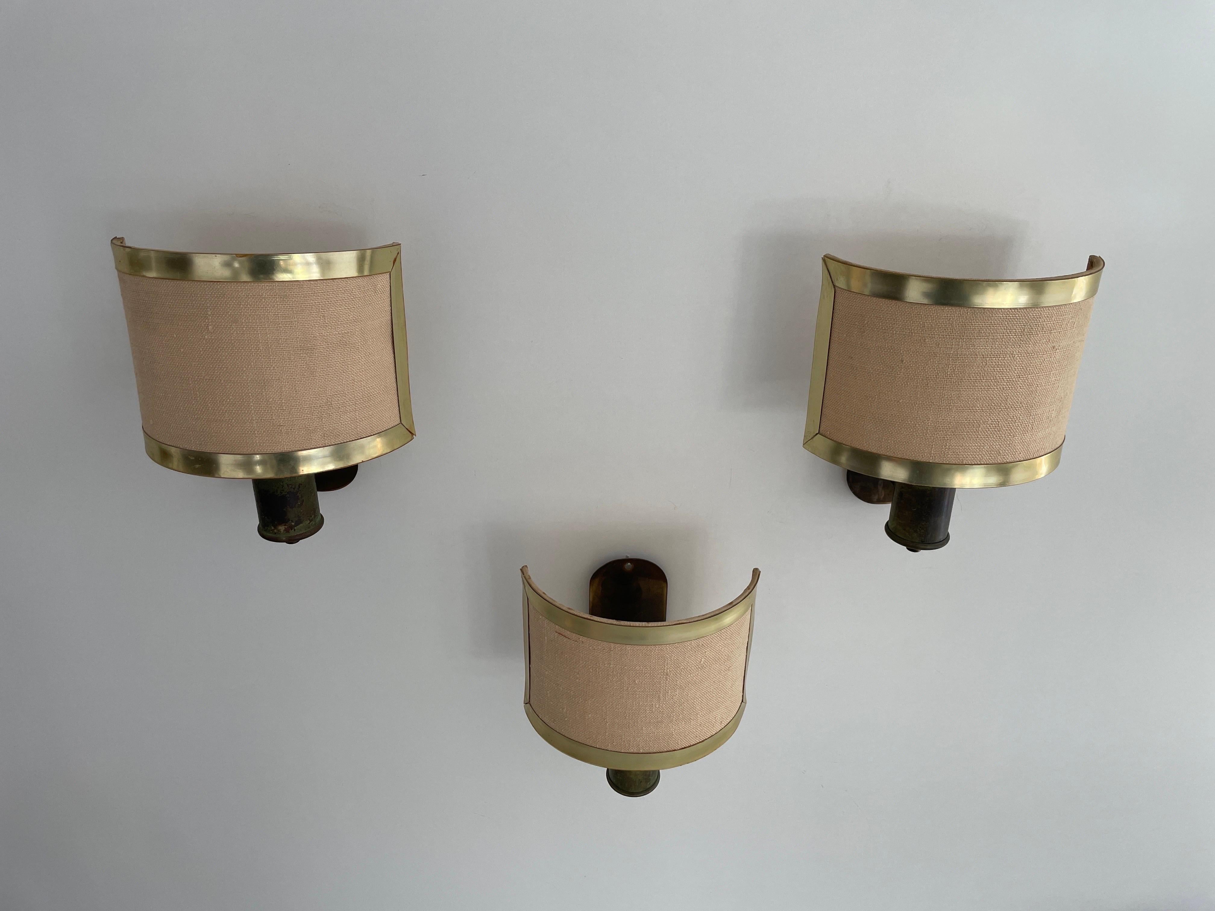 Set di 3 lampade a muro in tessuto e ottone, anni '60, Italia

I paralumi sono in ottime condizioni vintage.


Questa lampada funziona con lampadine E27. Max 100W
Cablato e adatto all'uso con 220V e 110V per tutti i paesi.


Misure:
Altezza: 27