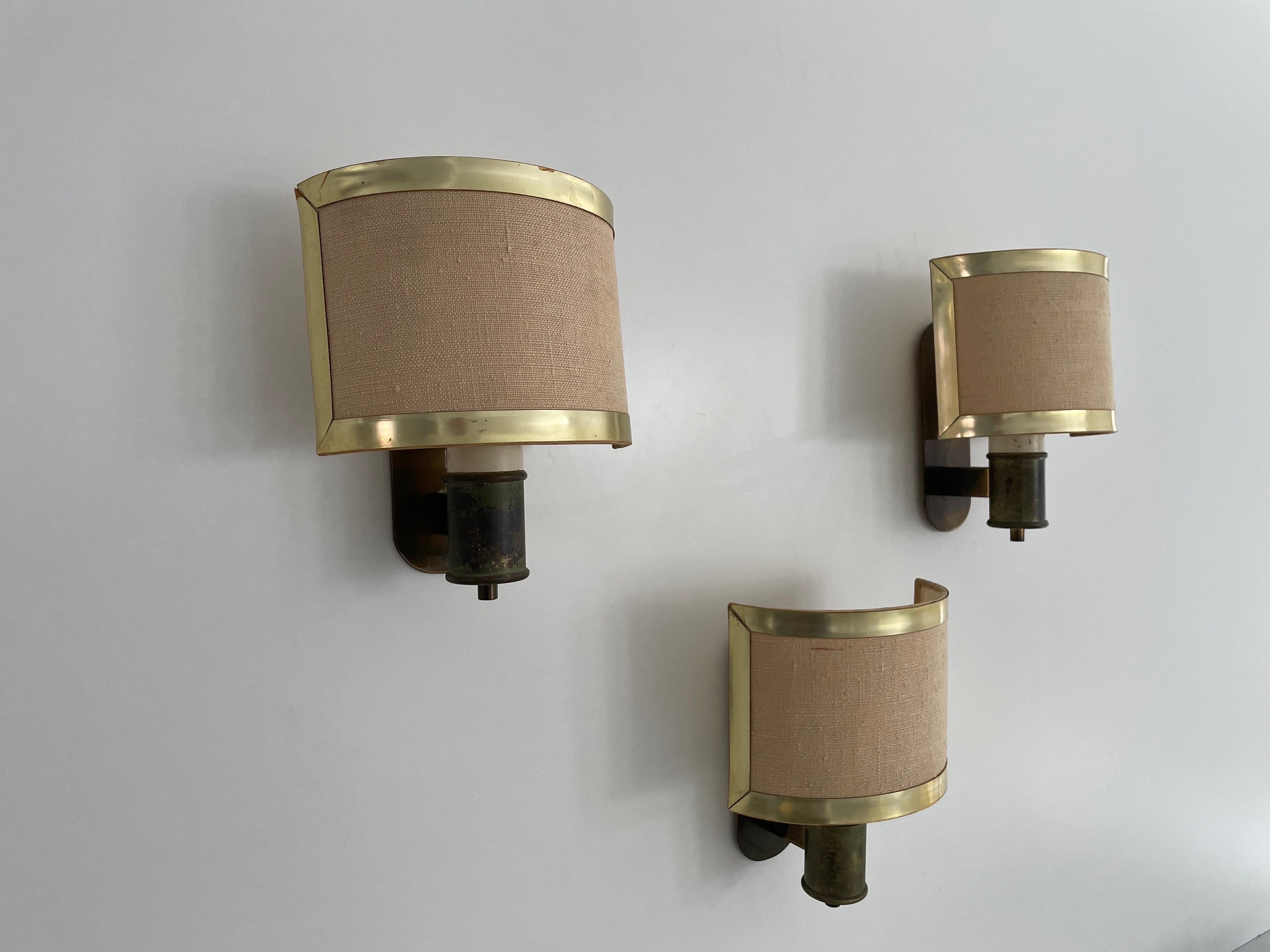 Mid-century Modern Fabric and Brass Set of 3 Sconces, 1960s, Italy In Good Condition For Sale In Hagenbach, DE