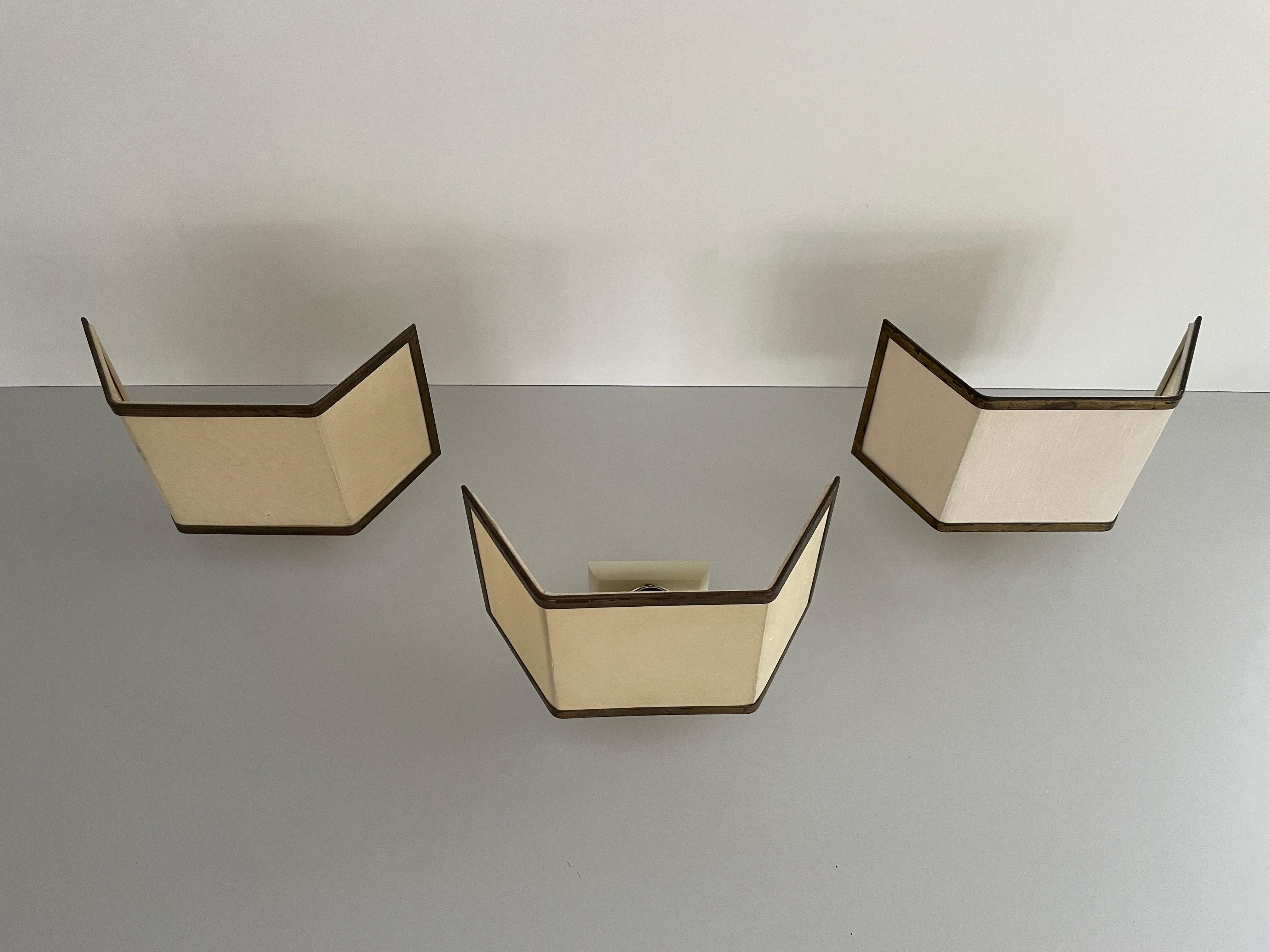 Mid-century Modern Fabric and Brass Set of 3 Sconces, 1960s, Italy In Good Condition For Sale In Hagenbach, DE