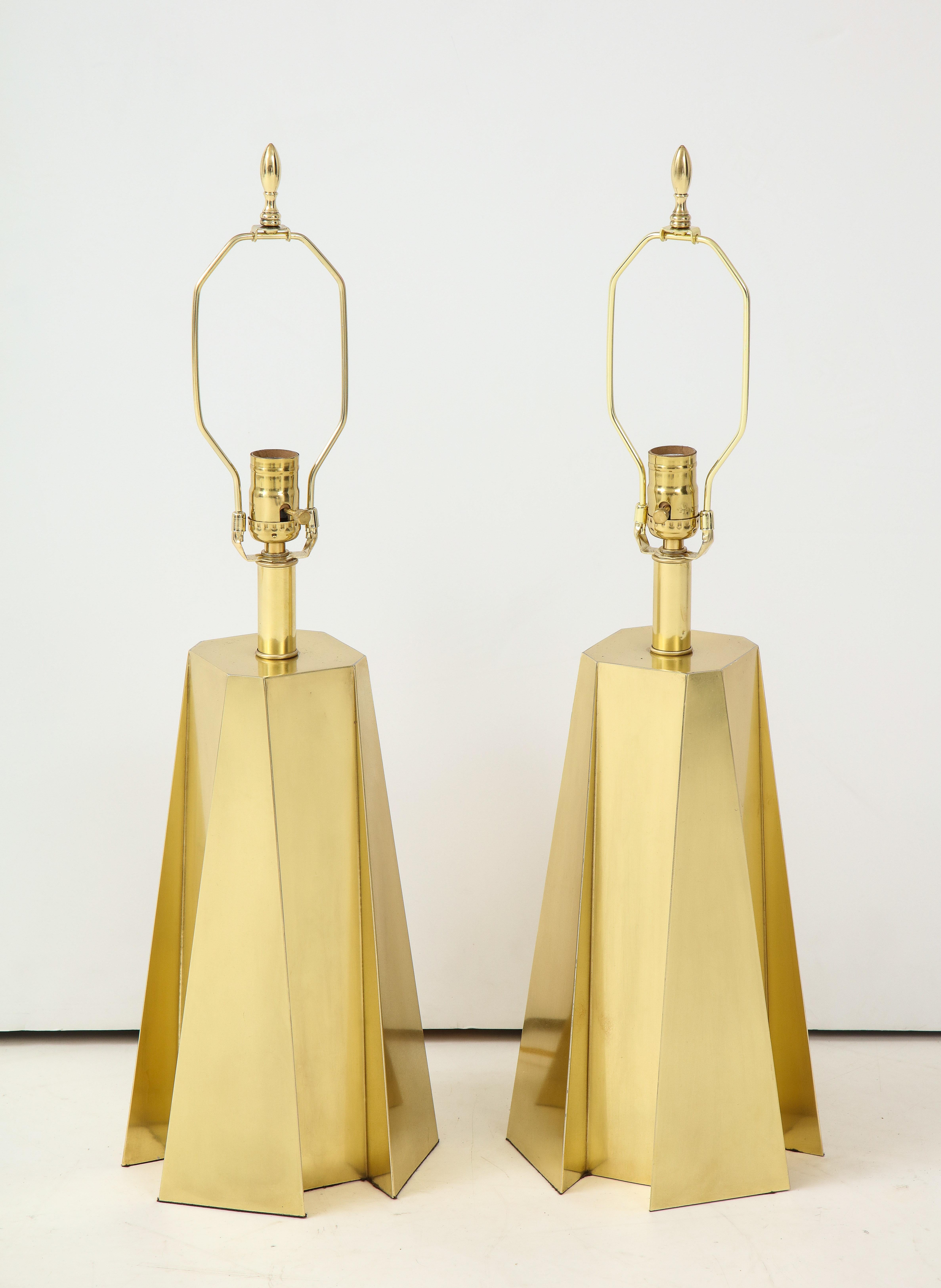 Stunning pair of 1970s Mid-Century Modern faceted brass table lamps, newly restored and rewired. Ready to use.