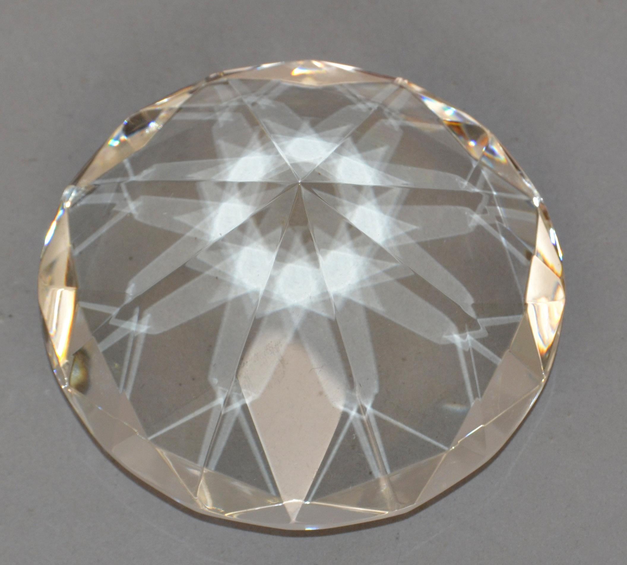 One Mid-Century Modern faceted glass diamond shaped magnifying paperweight, Figurine, Sculpture or Desk accessory. In good condition no chips, light scratches to the faceted glass.