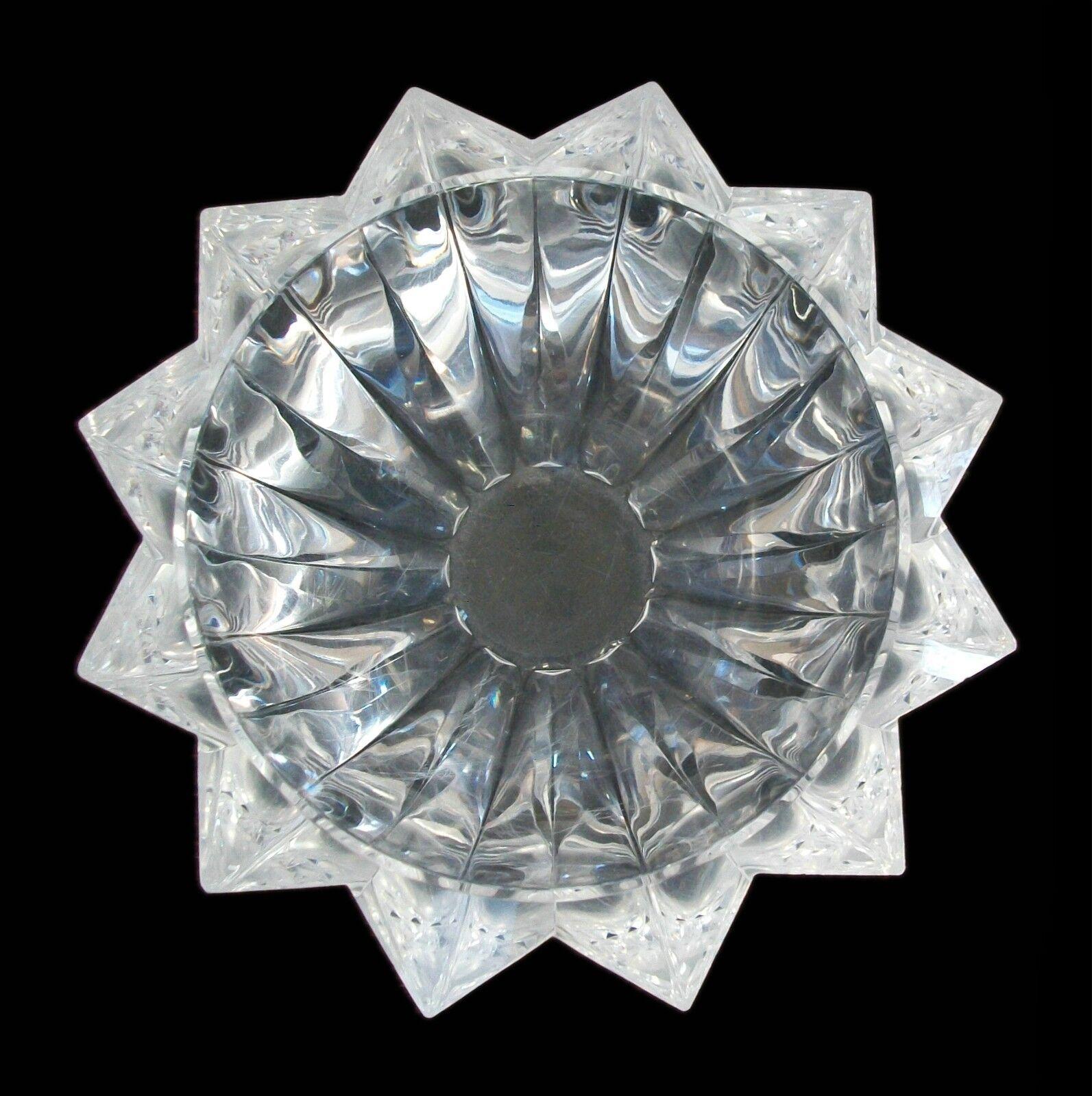 Facettierte Lucite-Schale aus der Jahrhundertmitte - diamantähnliche Lichteffekte - unsigniert - Vereinigte Staaten (wahrscheinlich) - um 1970er Jahre.

Guter Vintage-Zustand - kein Verlust - keine Restaurierung - ein paar kleine 