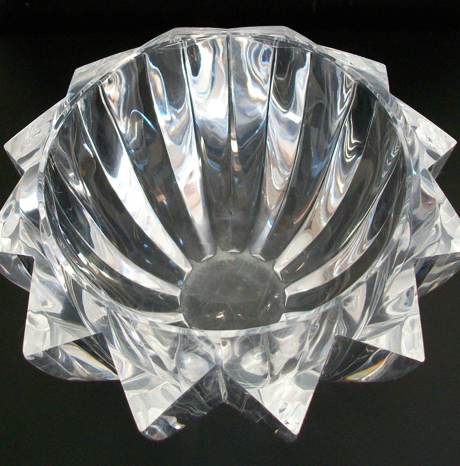American Mid-Century Modern Faceted Lucite Bowl, Unsigned, United States, Circa 1970's For Sale