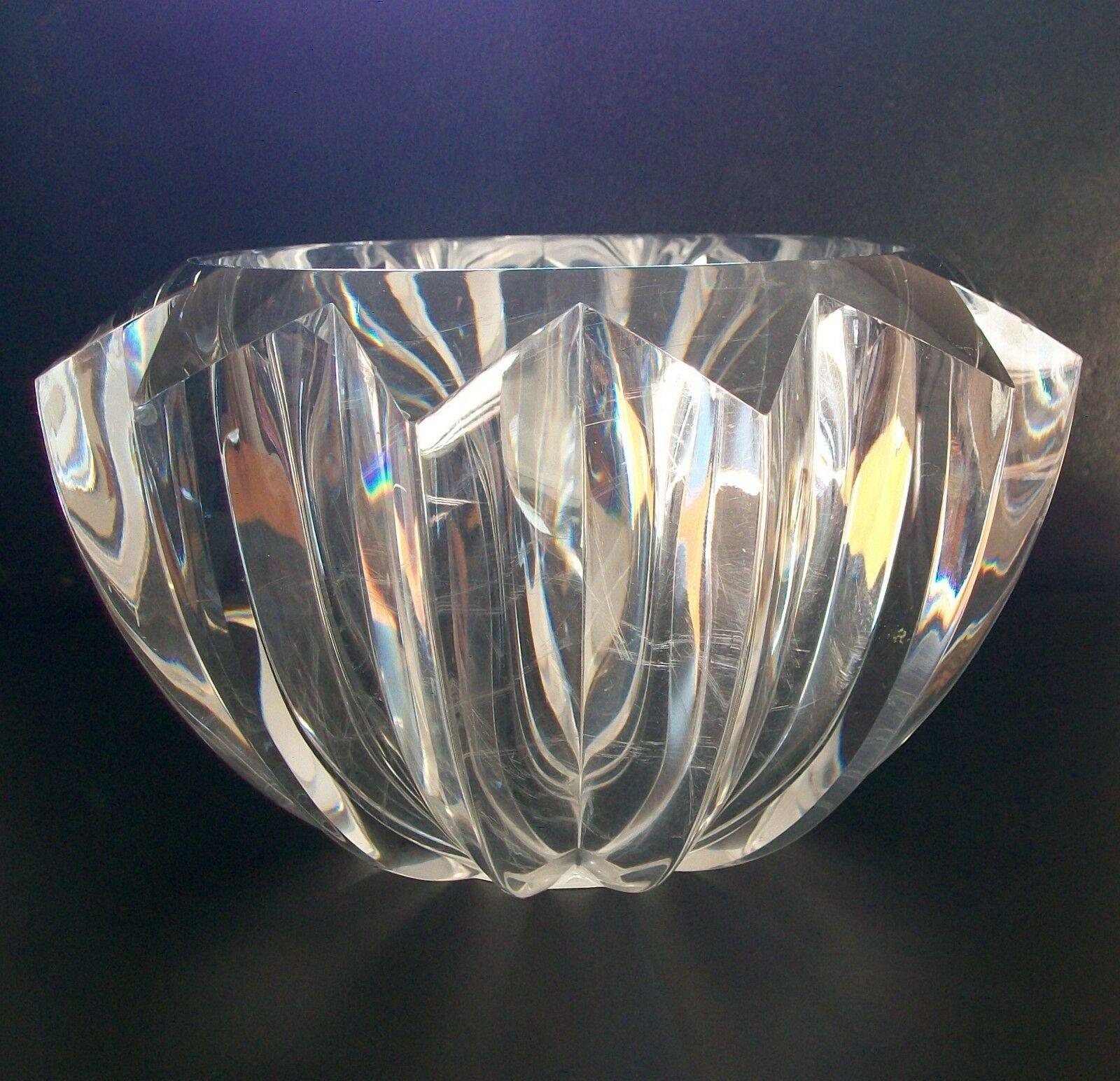 Mid-Century Modern Faceted Lucite Bowl, Unsigned, United States, Circa 1970's In Good Condition For Sale In Chatham, ON