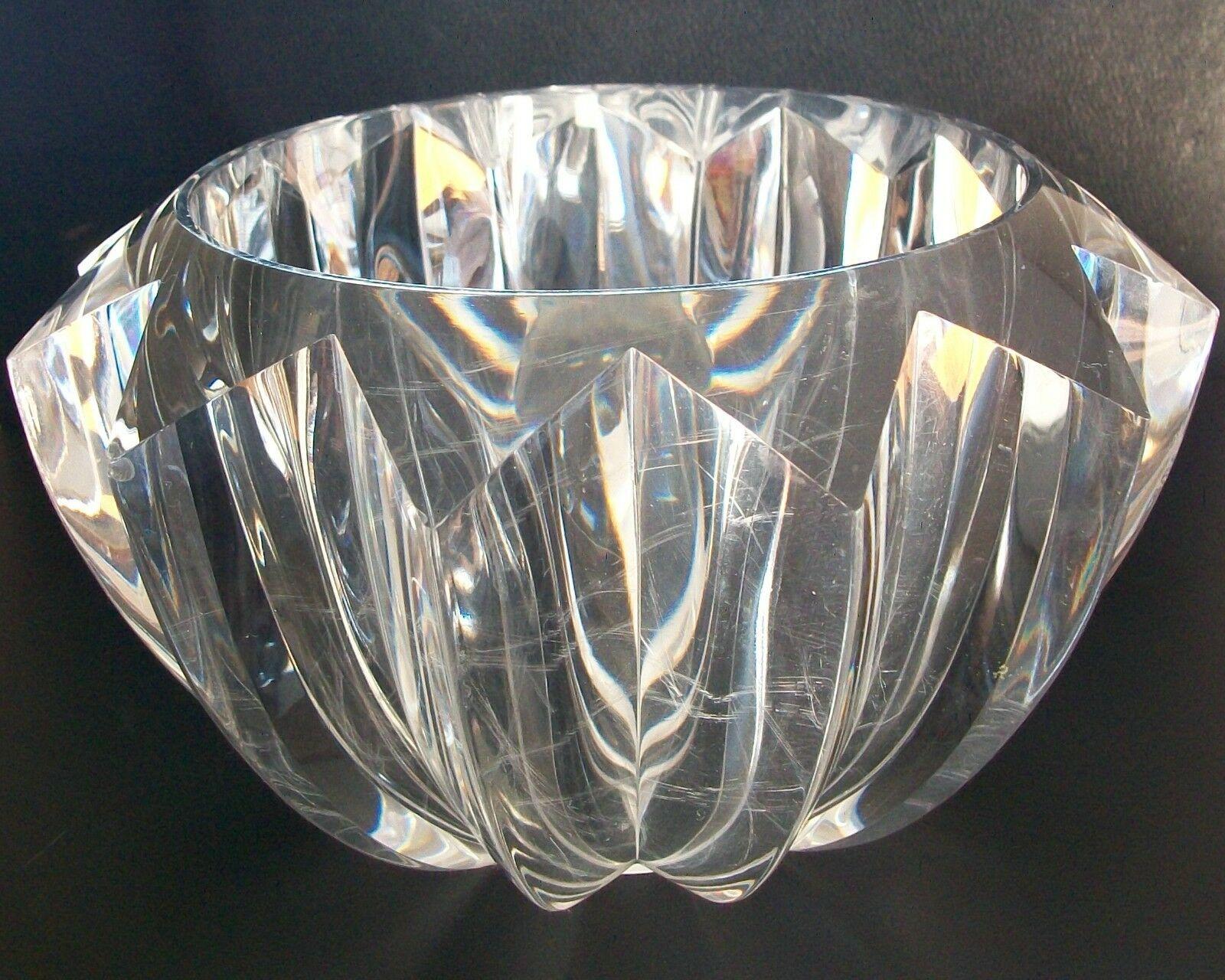 20th Century Mid-Century Modern Faceted Lucite Bowl, Unsigned, United States, Circa 1970's For Sale