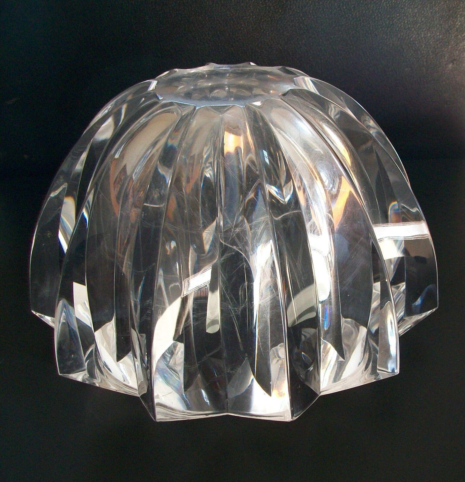 Mid-Century Modern Faceted Lucite Bowl, Unsigned, United States, Circa 1970's For Sale 1