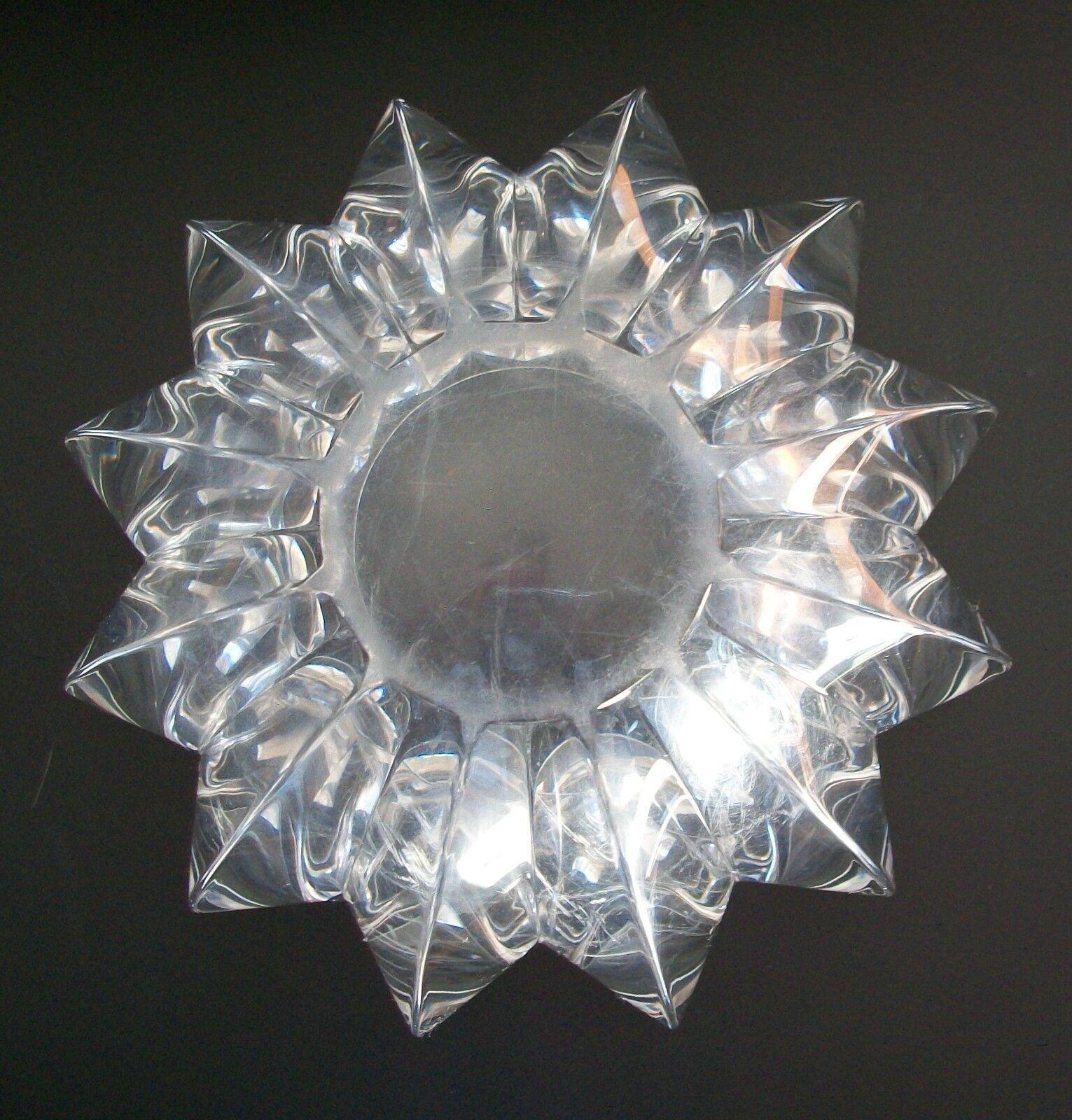 Mid-Century Modern Faceted Lucite Bowl, Unsigned, United States, Circa 1970's For Sale 2