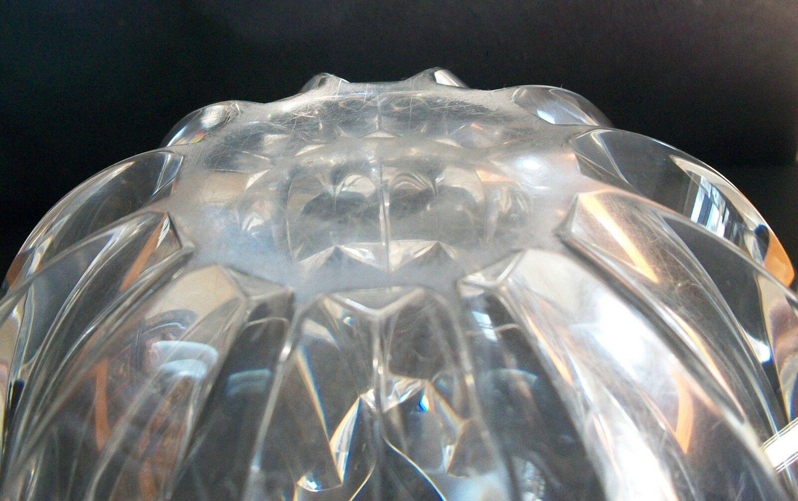 Mid-Century Modern Faceted Lucite Bowl, Unsigned, United States, Circa 1970's For Sale 3
