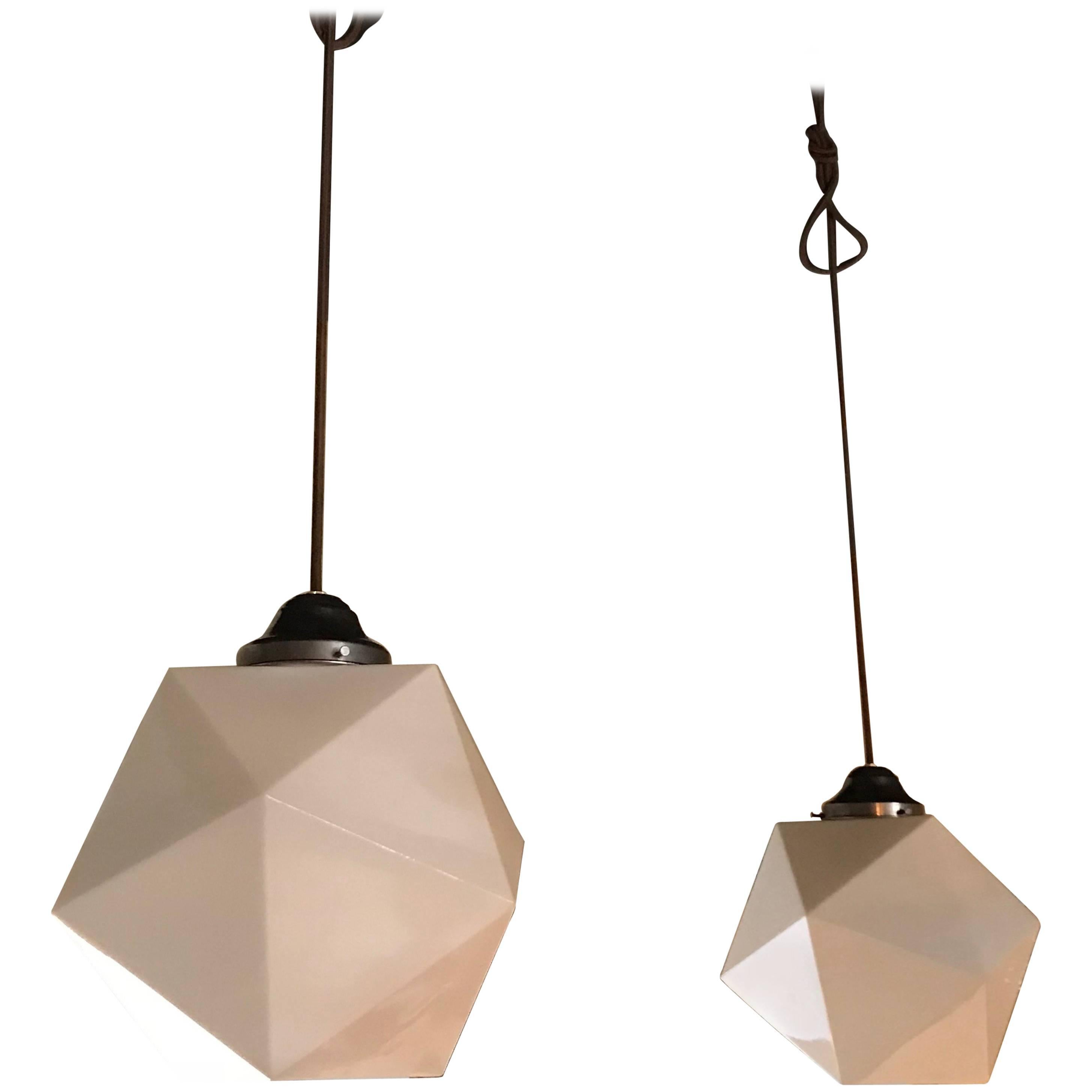 Lampe pendante géométrique en verre de lait à facettes:: moderne du milieu du siècle dernier