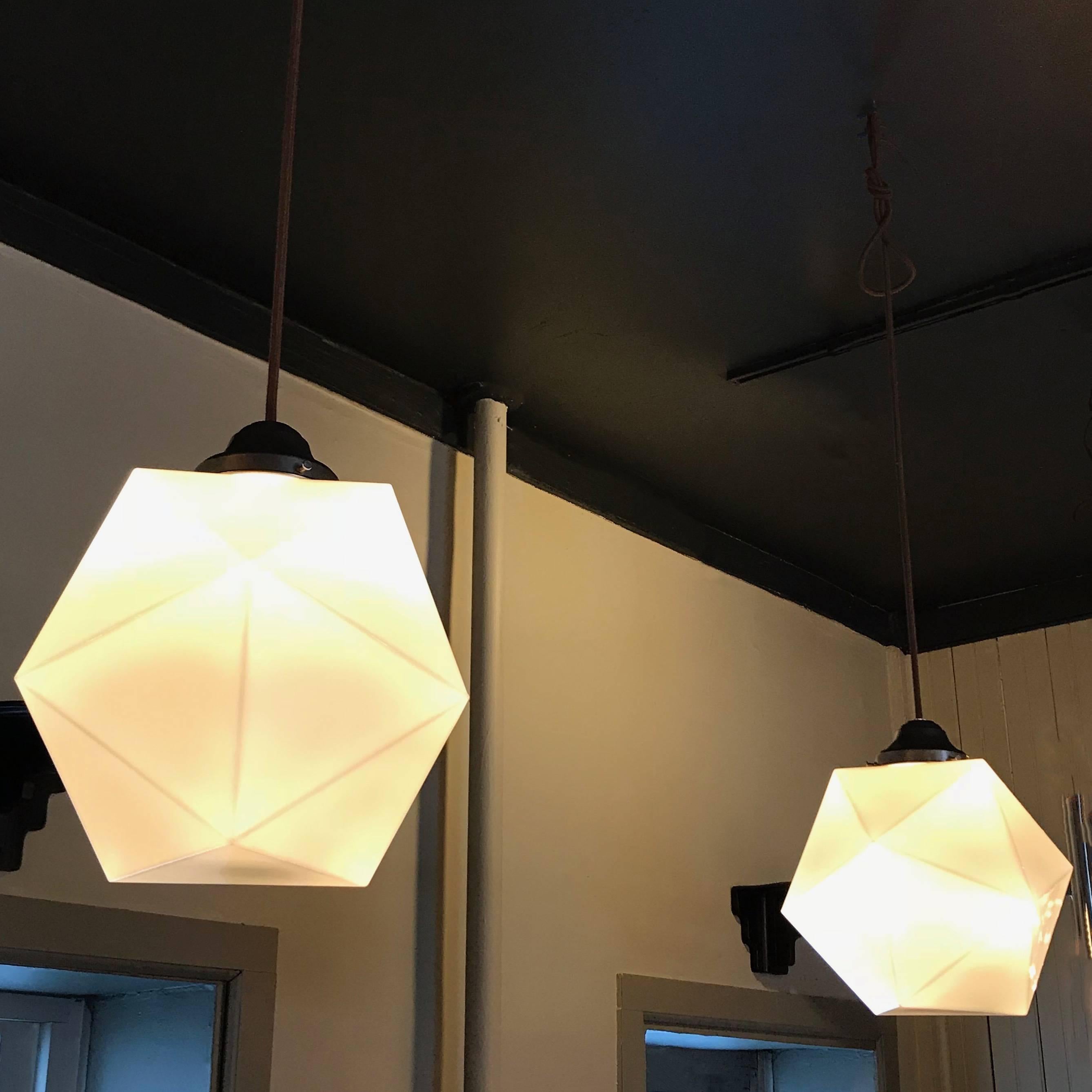 Américain Lampe pendante géométrique en verre de lait à facettes:: moderne du milieu du siècle dernier