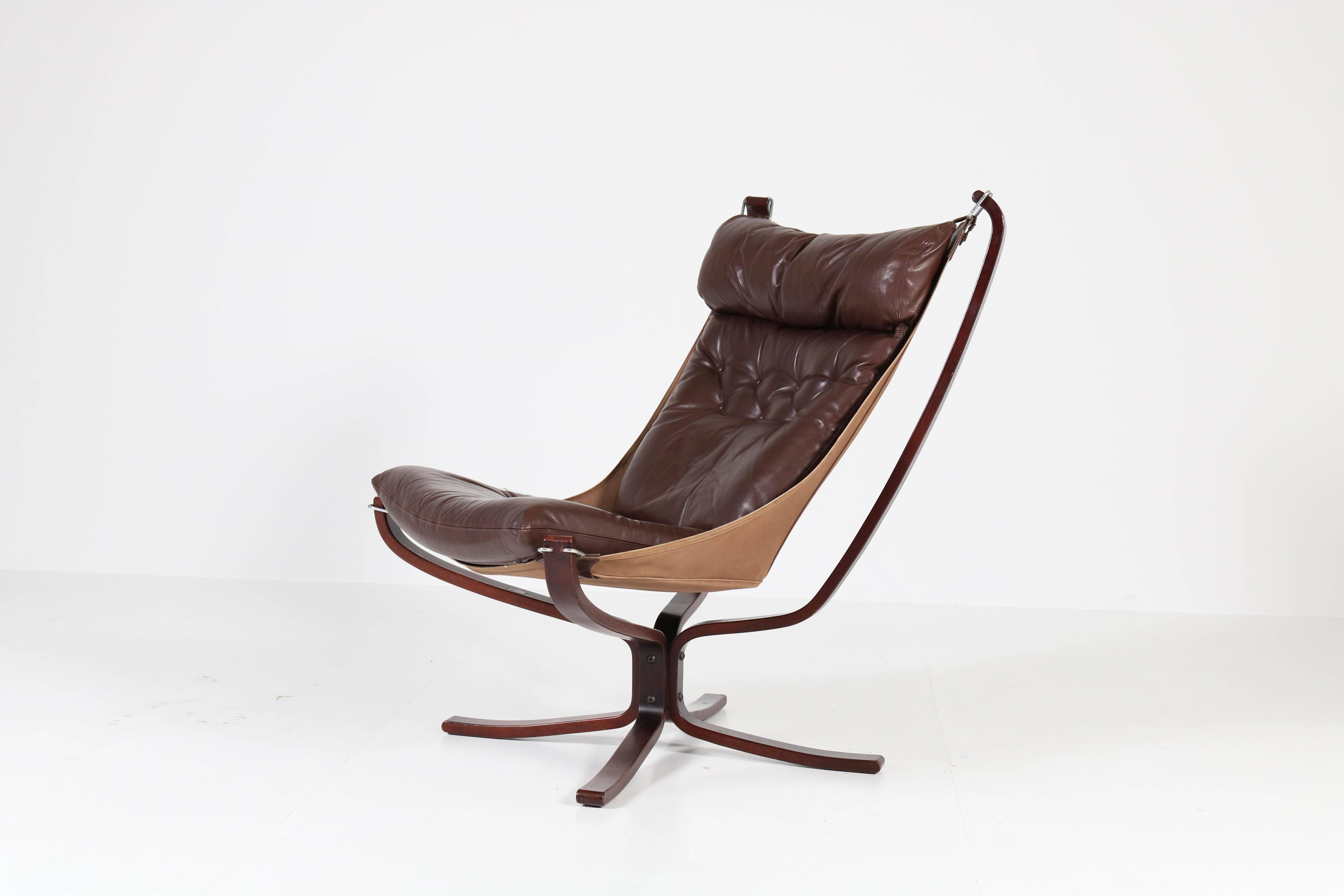 Elegant Mid-Century Modern lounge chair.
Design by Sigurd Ressell for Vatne Møbler Norway.
Iconic Norwegian design from the seventies.
Marked with original label.
Original brown leather cushion which is in excellent condition and still soft and