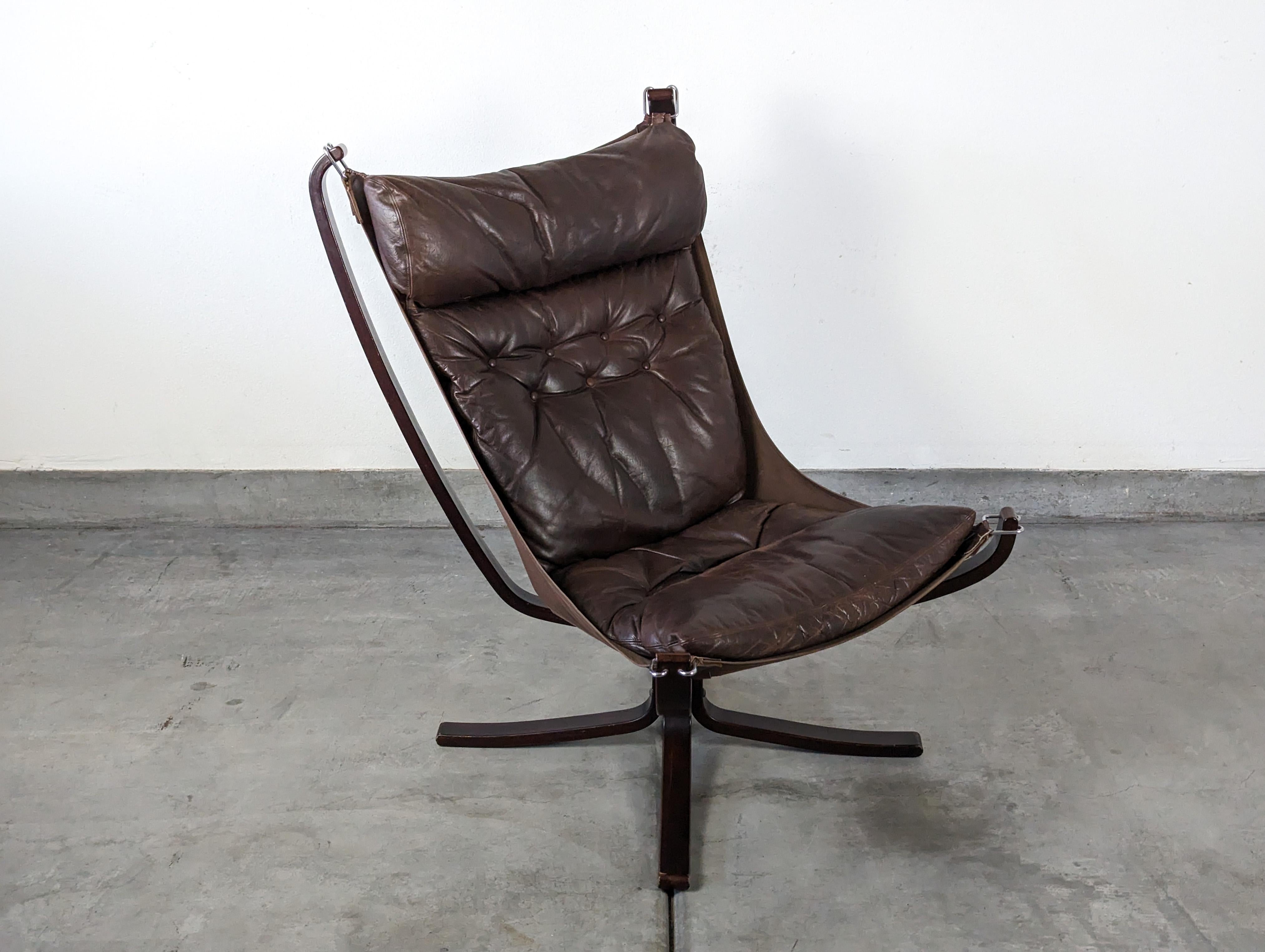 For sale is a 1970s original Falcon Chair, a standout piece of Scandinavian design by the esteemed Norwegian designer, Sigurd Resell, for Vatne Mobler. This iconic chair features an elegant ebonized bentwood frame that perfectly contrasts with its