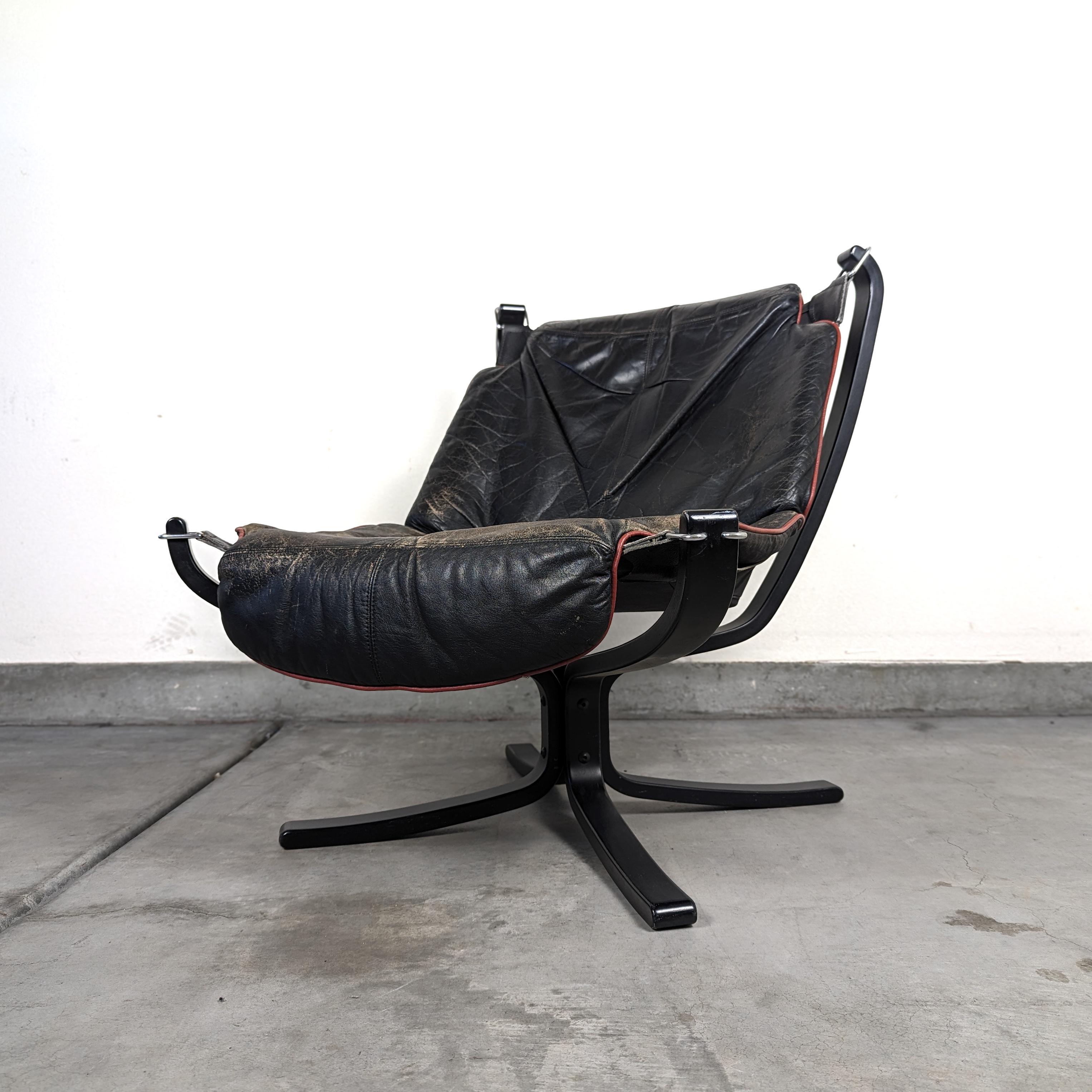 Remontez le temps avec l'élégance iconique de cette chaise Falcon vintage du milieu du siècle dernier, conçue par le célèbre Sigurd Resell pour Vatne Mobler dans les années 1970. Véritable joyau de Norvège, cette chaise dégage une allure