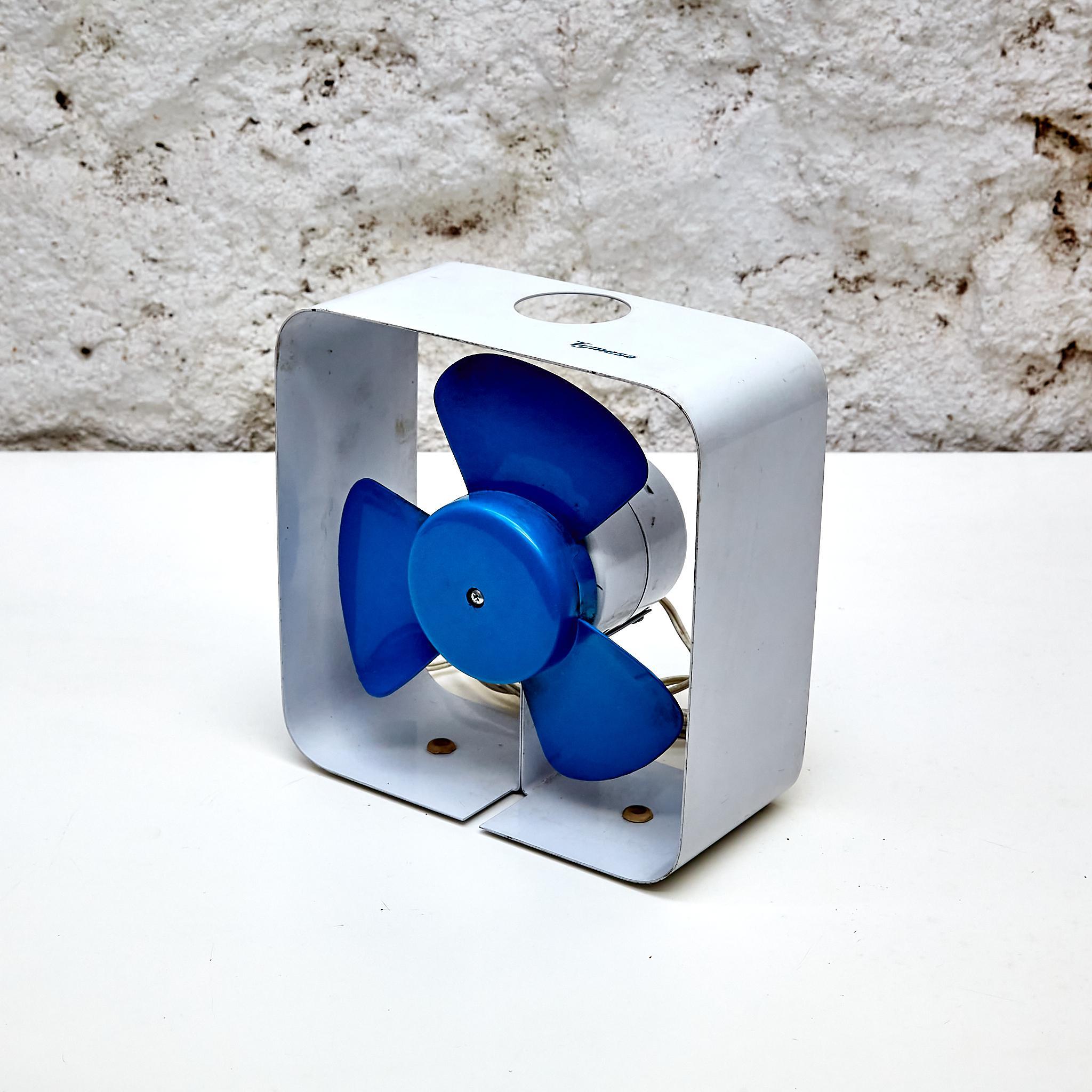 Ventilateur du milieu du siècle par Femesa.    Fabriqué en Espagne, vers 1960.    En état d'origine avec une usure mineure conforme à l'âge et à l'utilisation, préservant une belle patine.    Matériaux :   Métal, plastique    Dimensions :   D 8 cm x