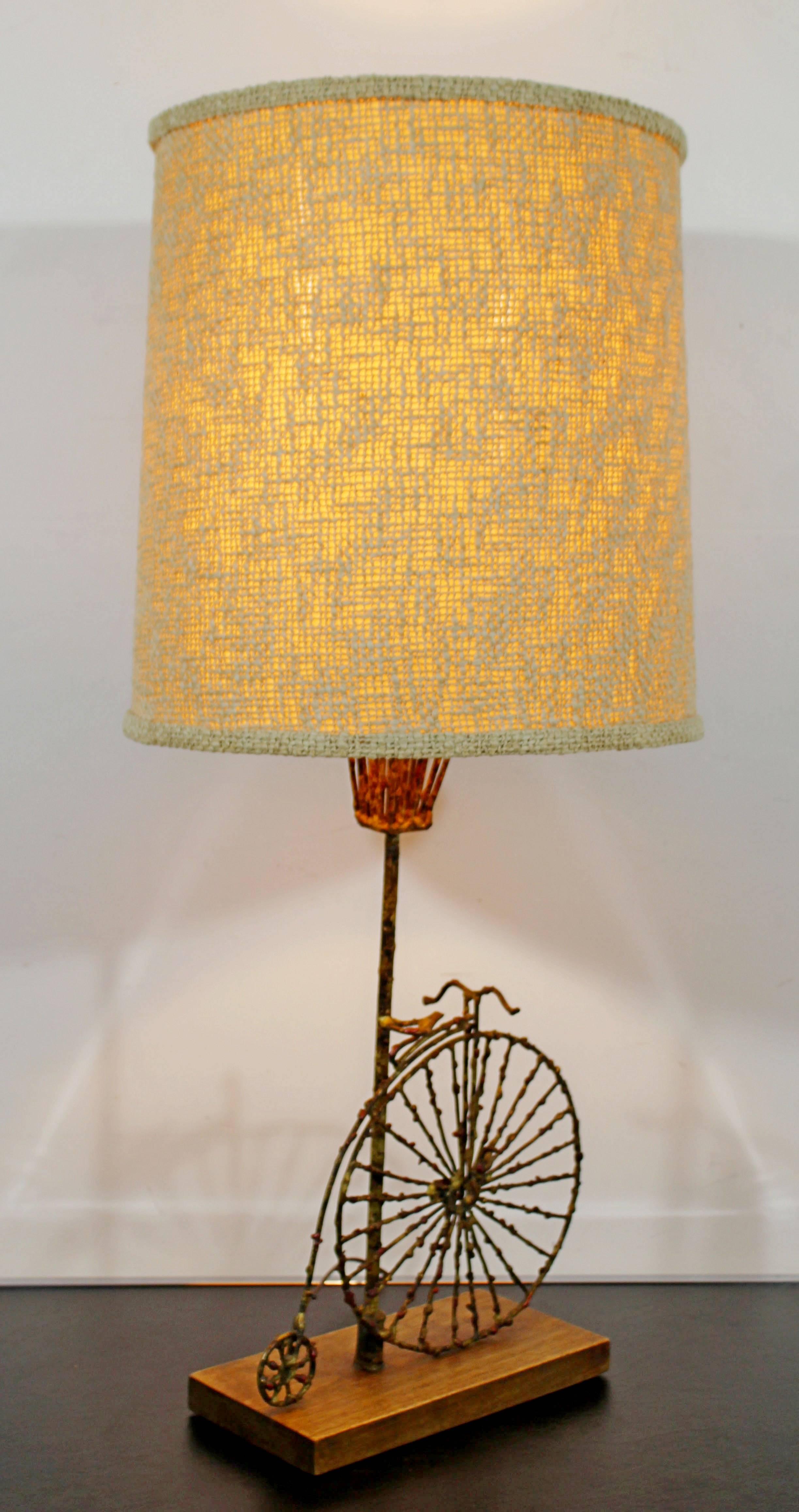 For your consideration is a beautiful and whimsical, Brutalist, brass bicycle, table lamp, signed Fantoni, circa the 1960s, made in Italy. In excellent condition. The dimensions are 11.5