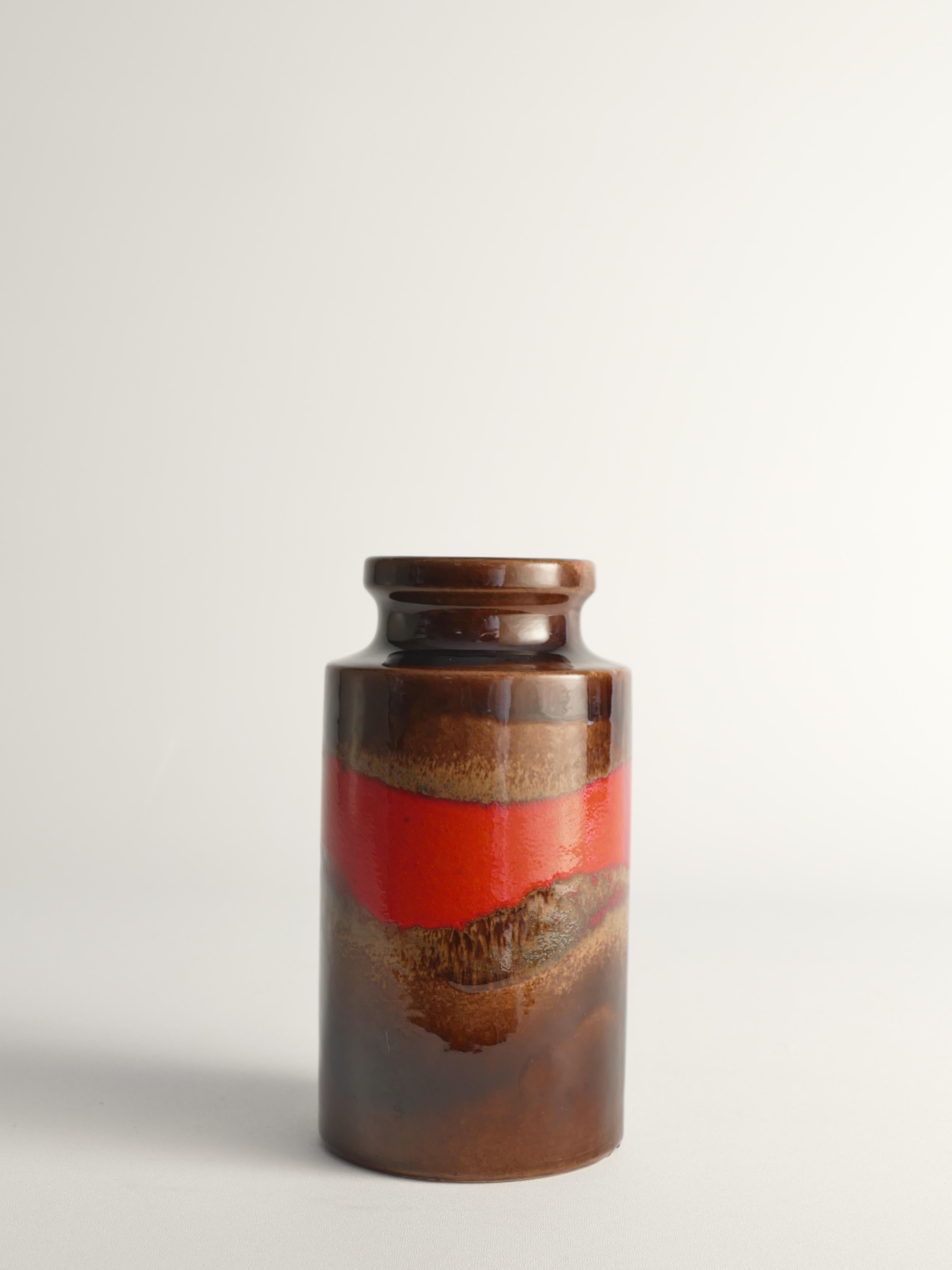 Questo vaso in gres di Scheurich è un esempio di  La ceramica moderna del 1960 della West German Pottery cattura lo spirito audace dell'epoca. Questo particolare pezzo, il modello 203-18, è alto 18 cm, con un diametro di apertura della bocca di 6 cm