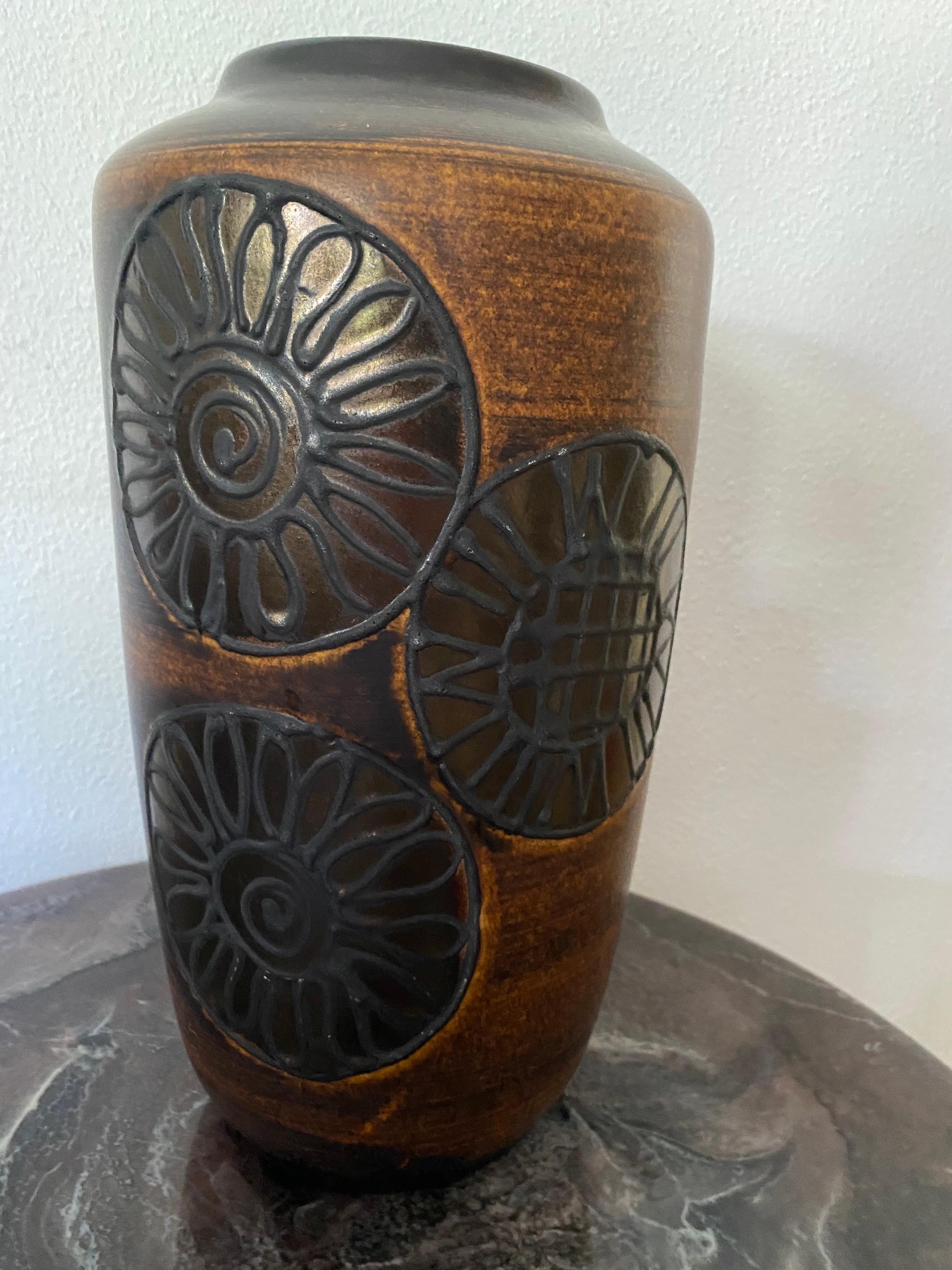 Un vase Fat Lava très recherché de Scheurich Keramik. Le superbe vase est Hughes et à mon avis, il ne devrait pas être utilisé comme un vase mais plutôt comme une sculpture. 

