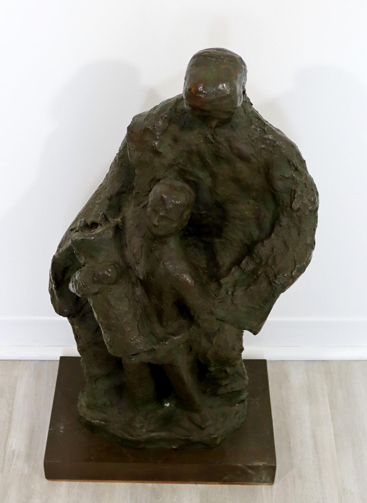 Nous vous proposons une sculpture contemplative en bronze représentant un père et son fils, tenant la Torah, réalisée par un artiste anonyme. En parfait état. Les dimensions sont de 15