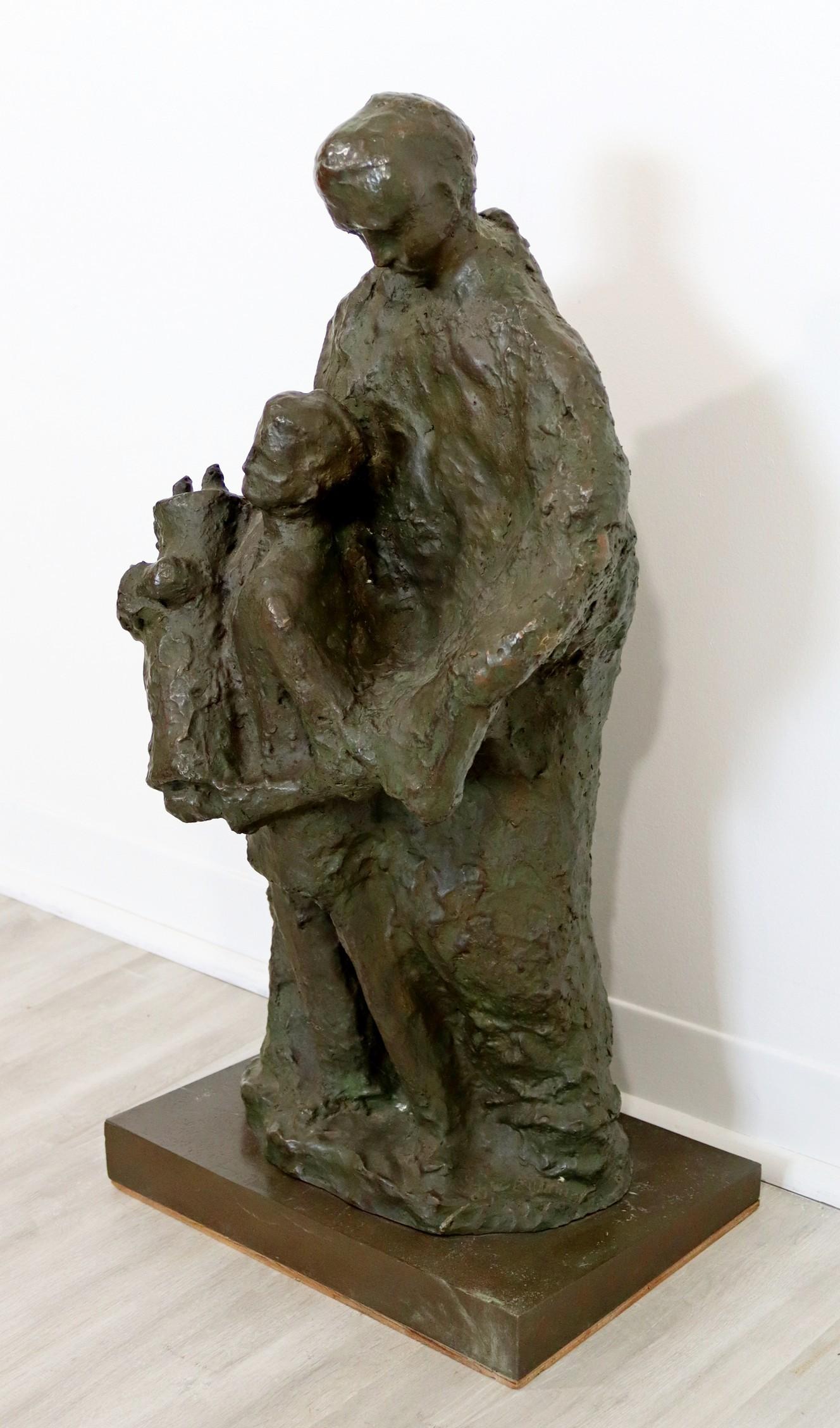 Mid-Century moderno Scultura in bronzo di metà secolo Padre con figlio che regge la Torah in vendita