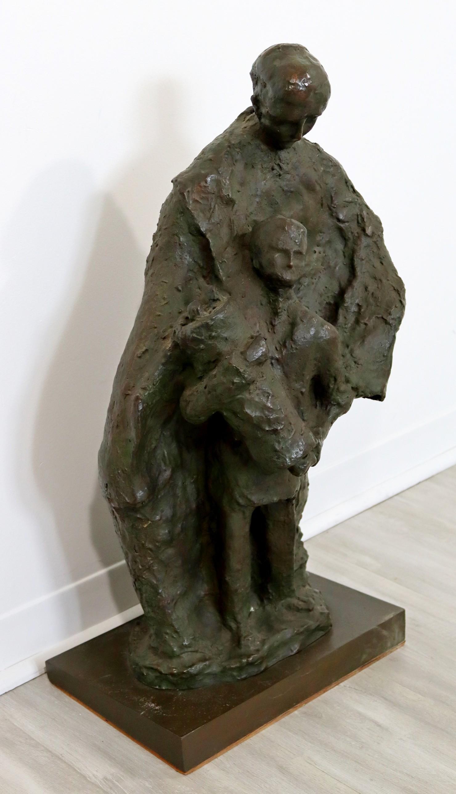 Scultura in bronzo di metà secolo Padre con figlio che regge la Torah In condizioni buone in vendita a Keego Harbor, MI