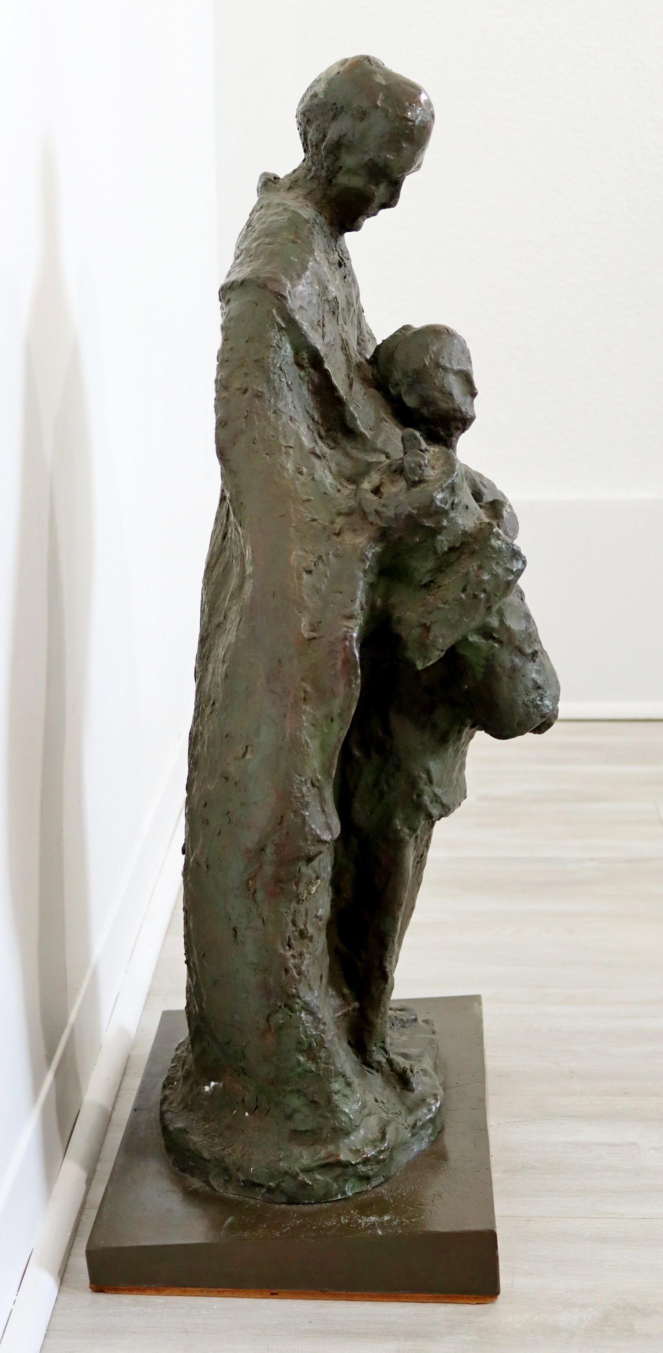 20ième siècle Père et fils tenant la sculpture en bronze Torah, style moderne du milieu du siècle dernier en vente