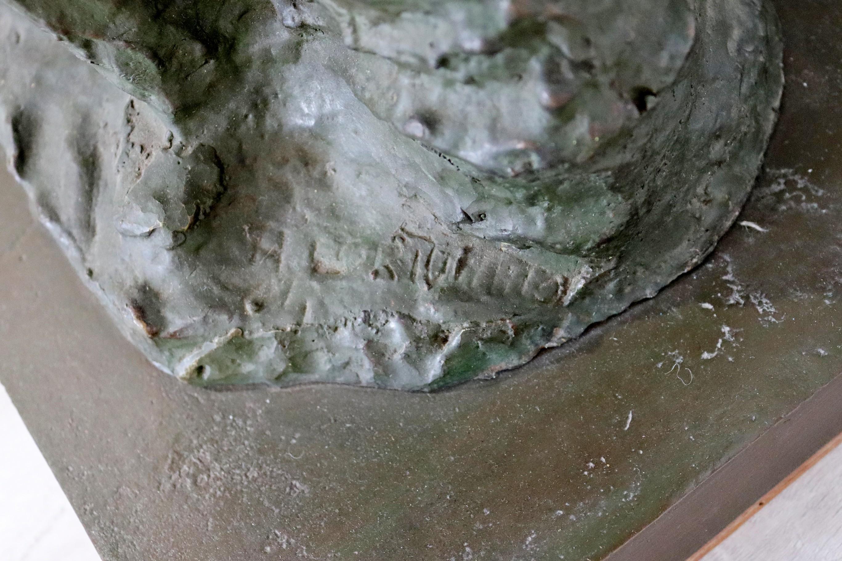 Bronzo Scultura in bronzo di metà secolo Padre con figlio che regge la Torah in vendita